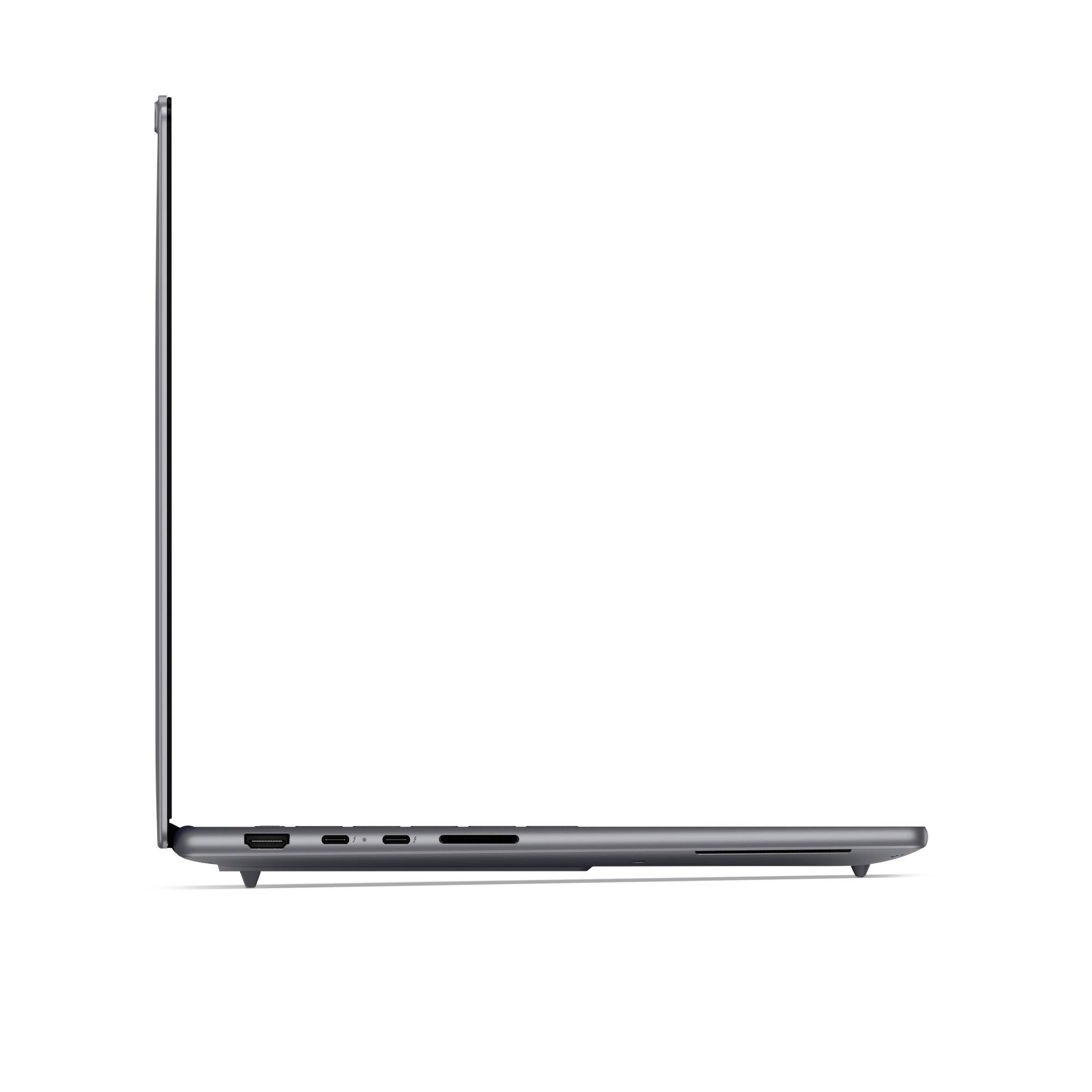 Seitenansicht eines geschlossenen silbernen Laptops mit schlankem Profil, angehobenem Deckel und sichtbaren Anschlüssen entlang der linken Kante.