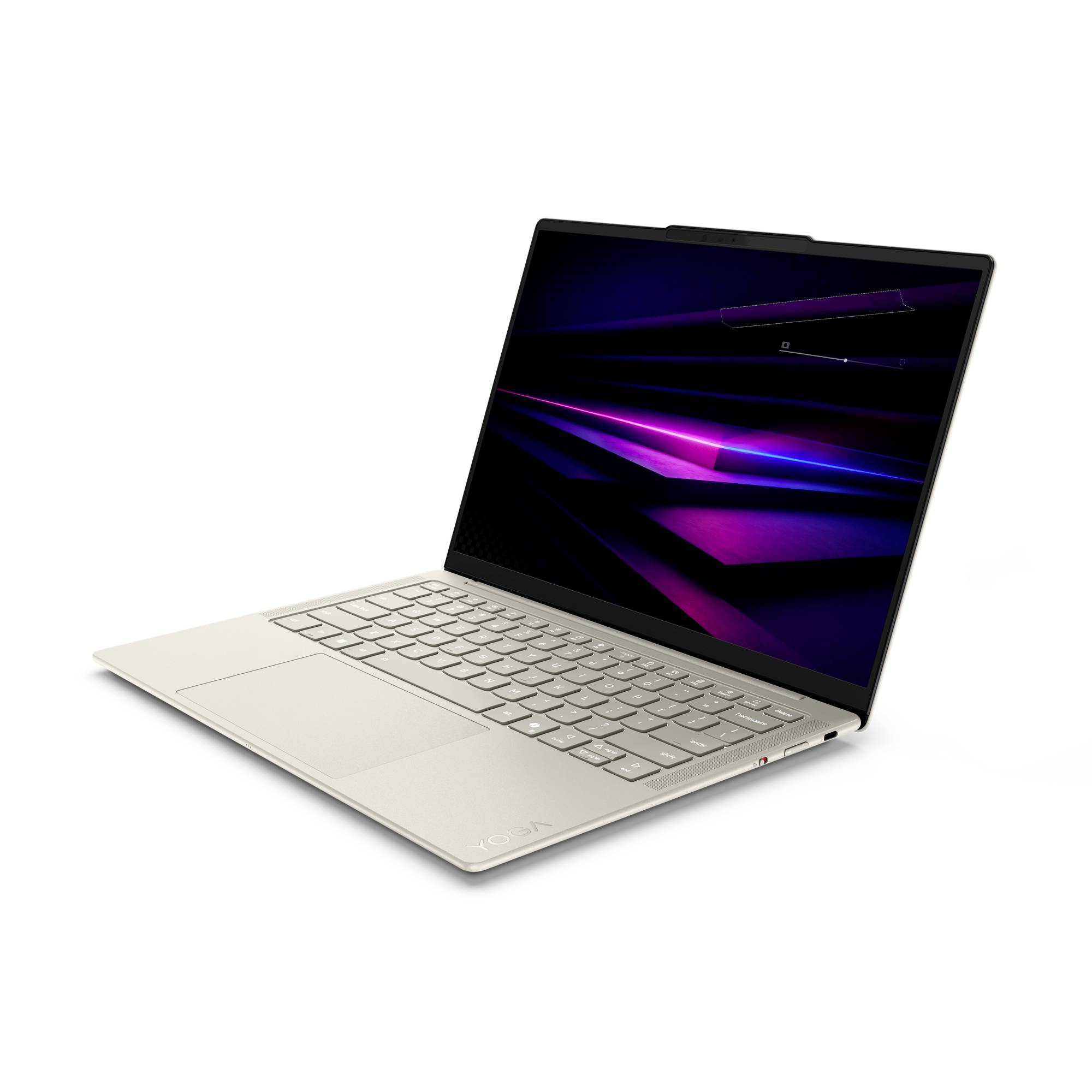 Silberner Laptop mit einem dunkelvioletten abstrakten Hintergrundbild auf dem Bildschirm, schräg geöffnet auf weißem Hintergrund dargestellt.