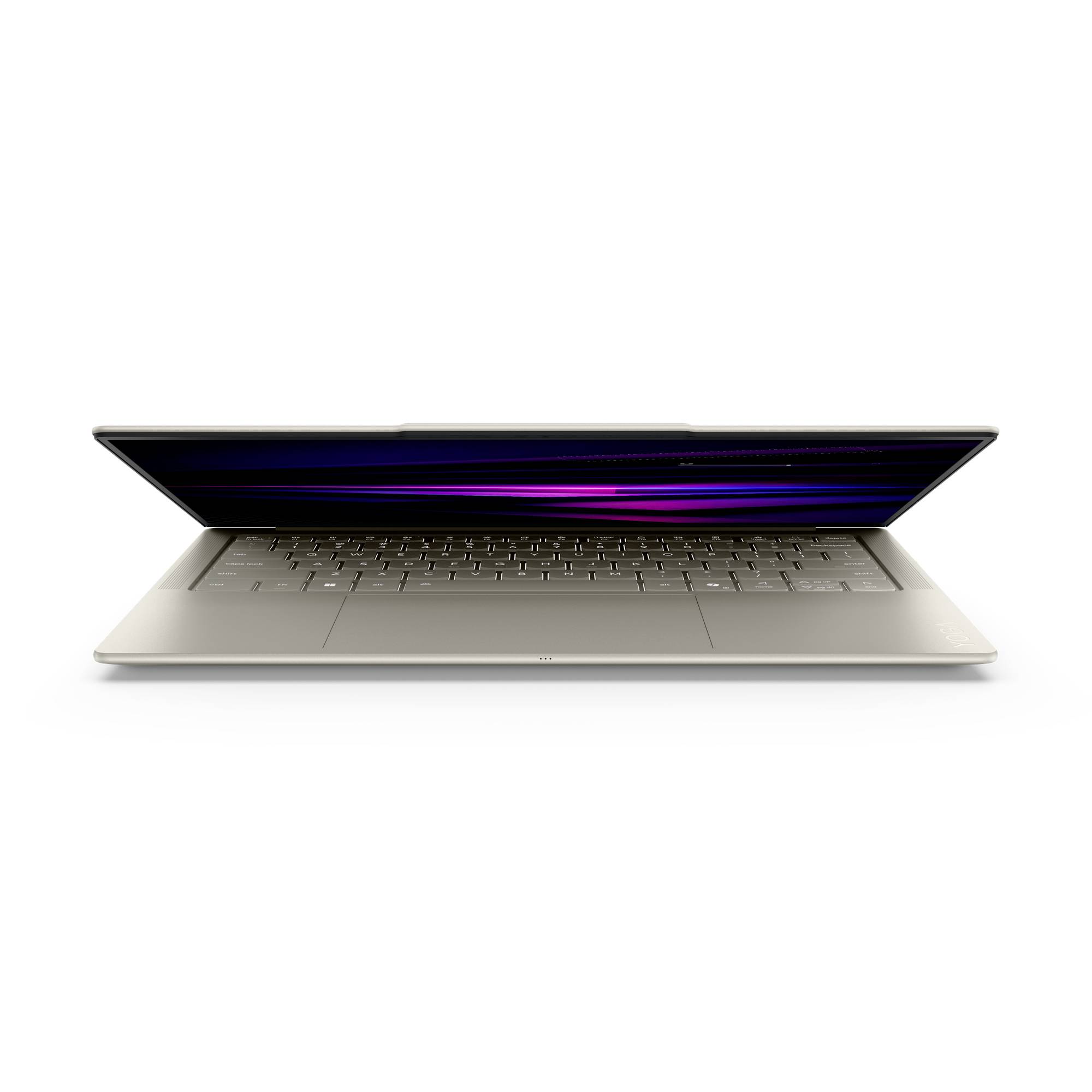 Seitenansicht eines offenen silbernen Laptops mit dunklem Bildschirm, der lila und blaue Lichtstreifen auf weißem Hintergrund zeigt.