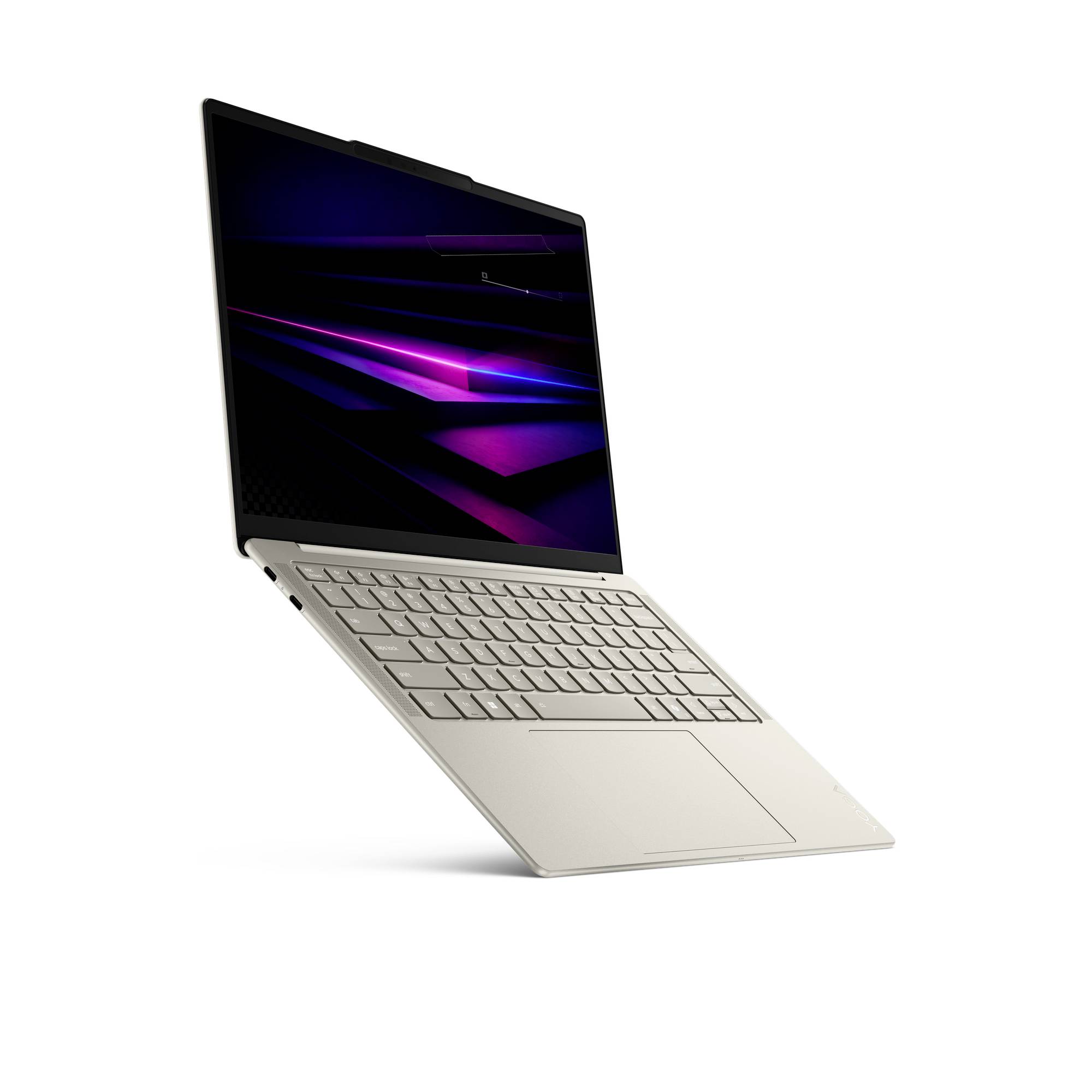 Schlanker silberner Laptop, der in einem Winkel auf weißem Hintergrund offen dargestellt ist und einen dunklen Bildschirm mit lila und blauen Lichtstreifen zeigt.