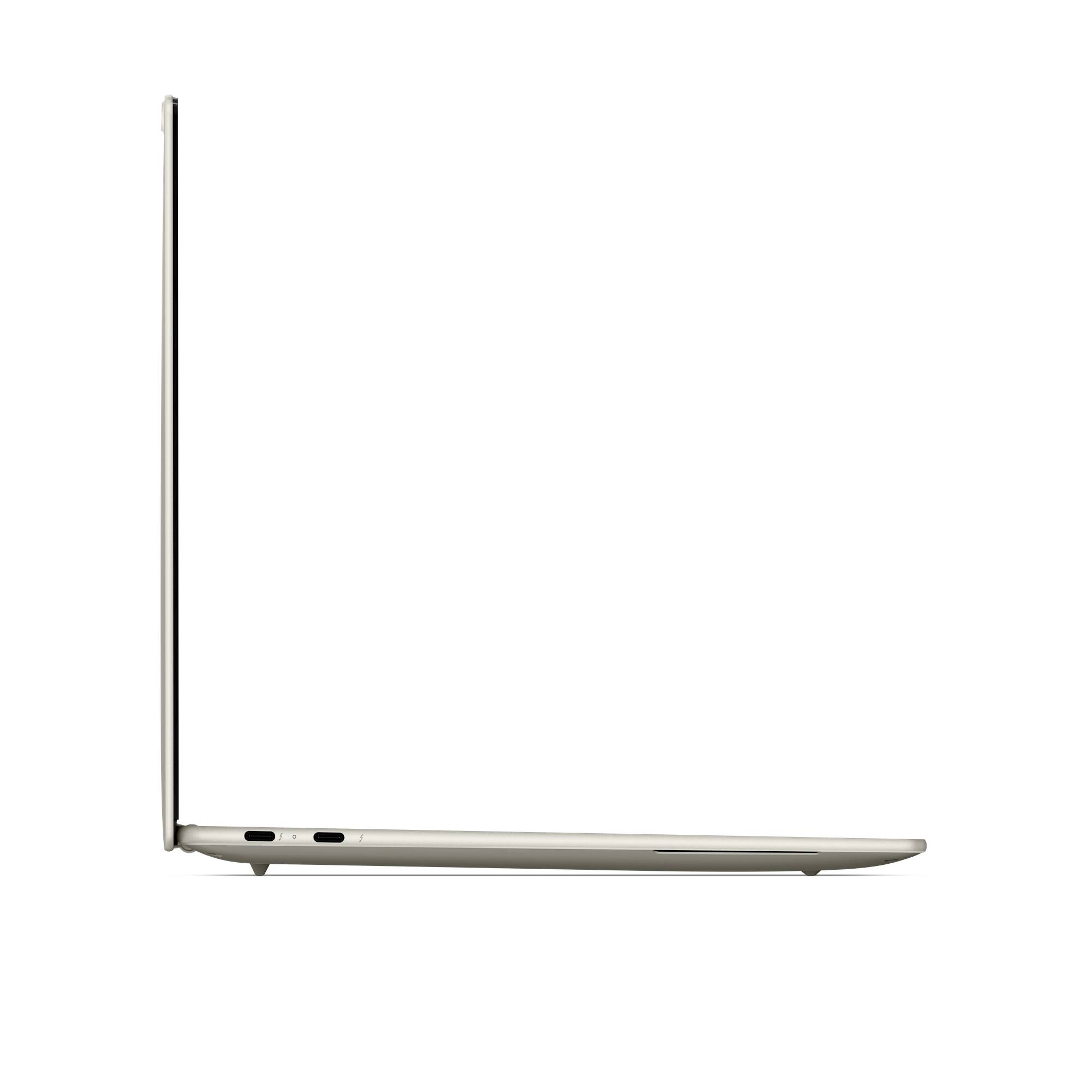 Seitenansicht eines dünnen silbernen Laptops, offen im rechten Winkel gegen einen weißen Hintergrund dargestellt.