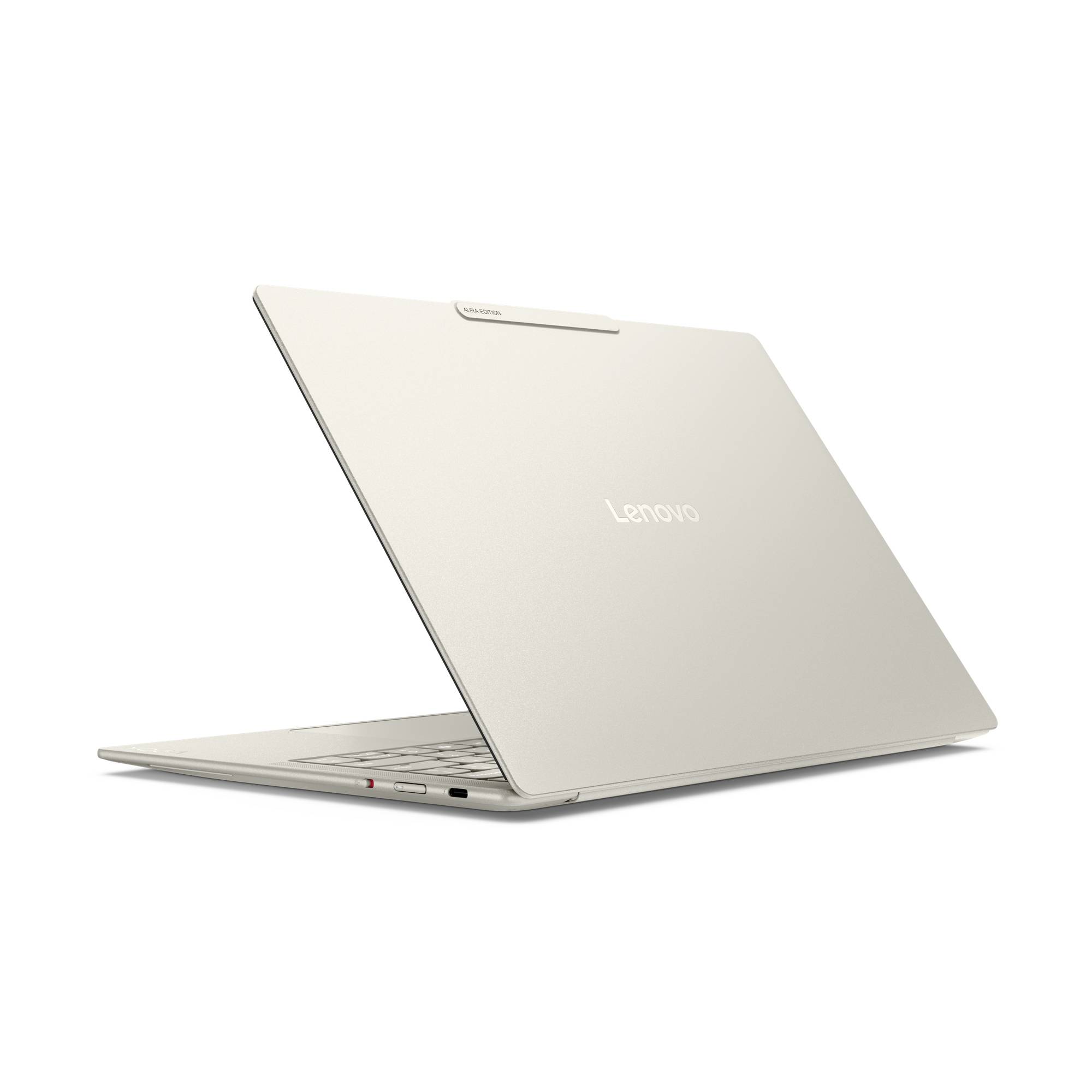 Silberner Lenovo-Laptop, teilweise geöffnet auf weißem Hintergrund, von der Seite fotografiert, um das schlanke Design hervorzuheben.