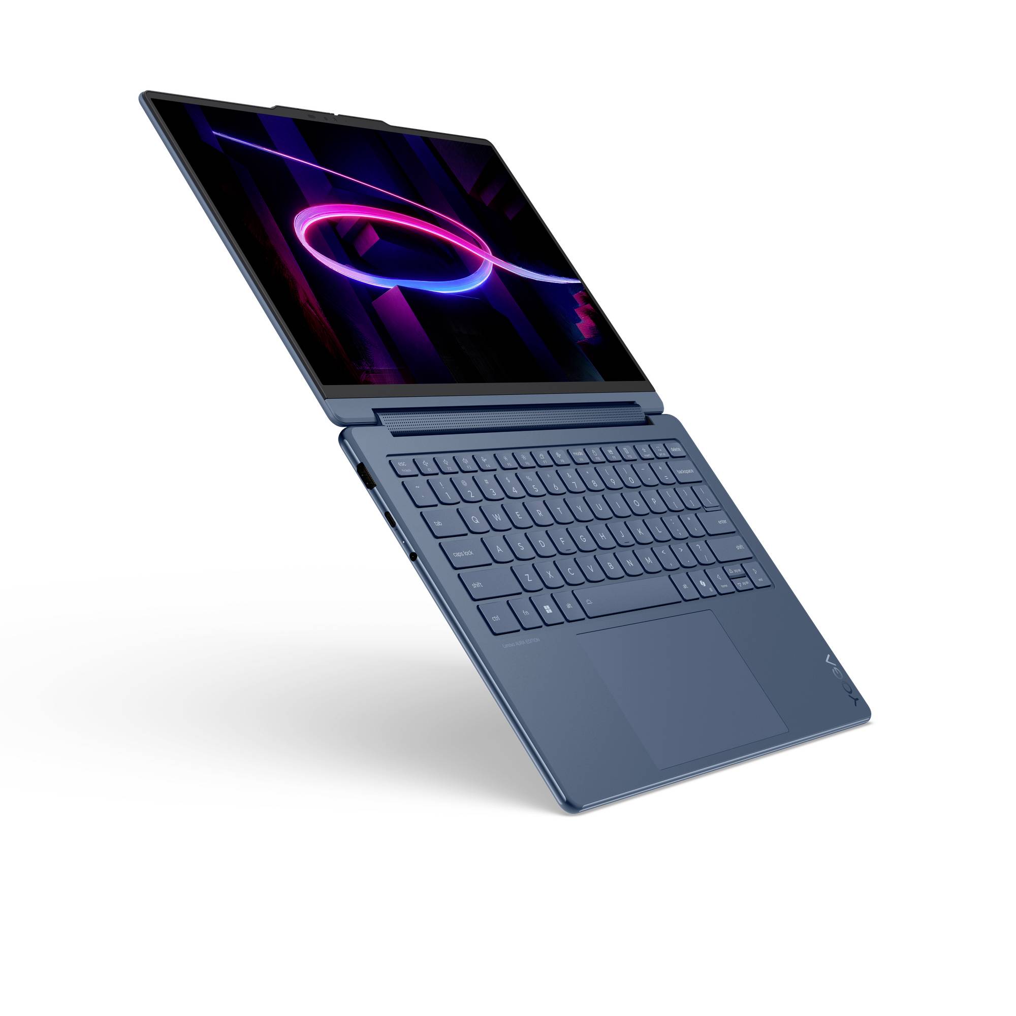 Blauer Laptop, schräg geöffnet auf weißem Hintergrund dargestellt, mit abstrakischer Neon-Pink- und Violett-Grafik auf dem Bildschirm.