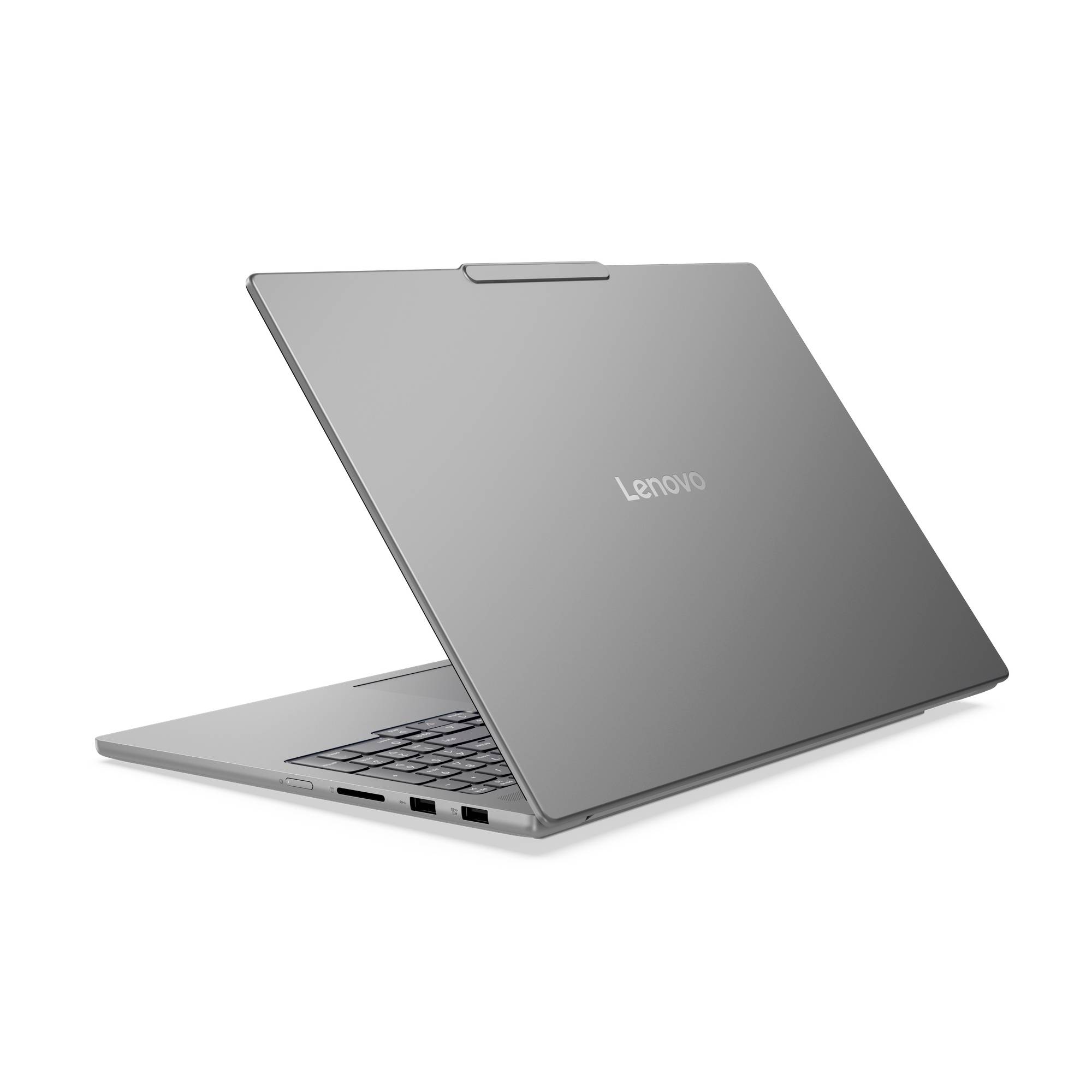 Geschlossener silberner Lenovo-Laptop, teilweise geöffnet auf weißem Hintergrund dargestellt, in einem Winkel positioniert, um die Tastatur und die seitlichen Anschlüsse zu zeigen.