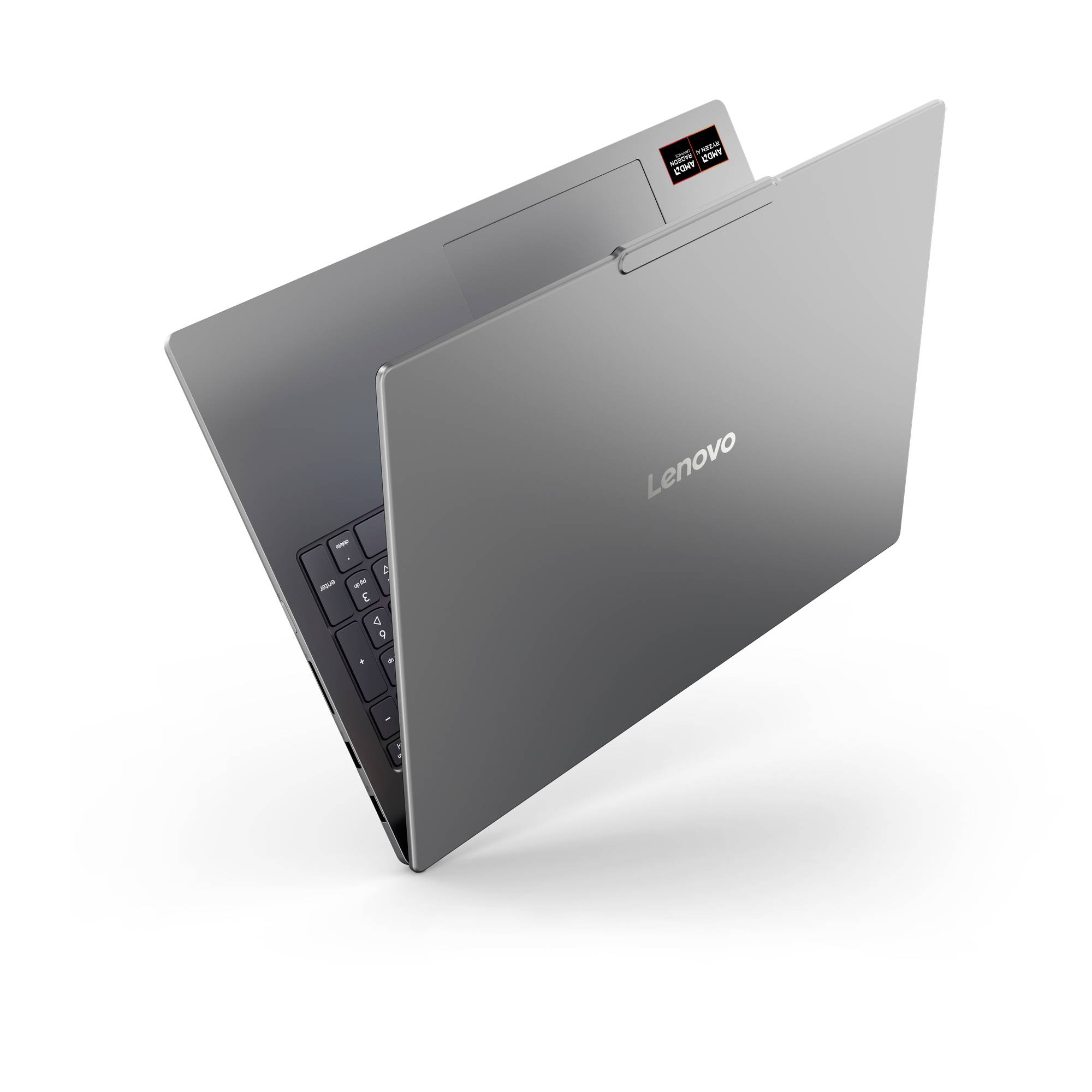 Geschlossener grauer Lenovo-Laptop, der im Winkel gezeigt wird, mit einem sichtbaren Teil der Tastatur und dem Logo auf dem Deckel.