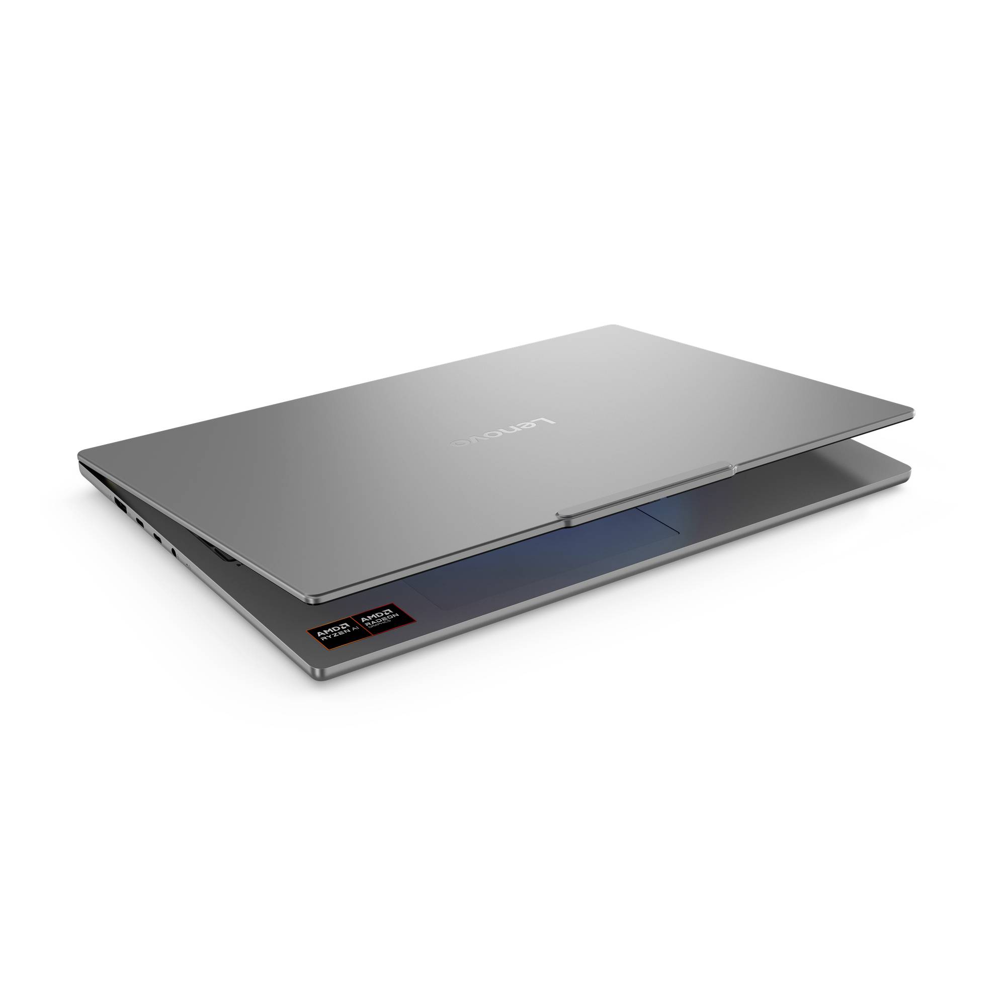 Silberner zugeklappter Laptop auf weißem Hintergrund, in einem Winkel dargestellt mit einem sichtbaren Etikett in der Nähe der vorderen Kante.