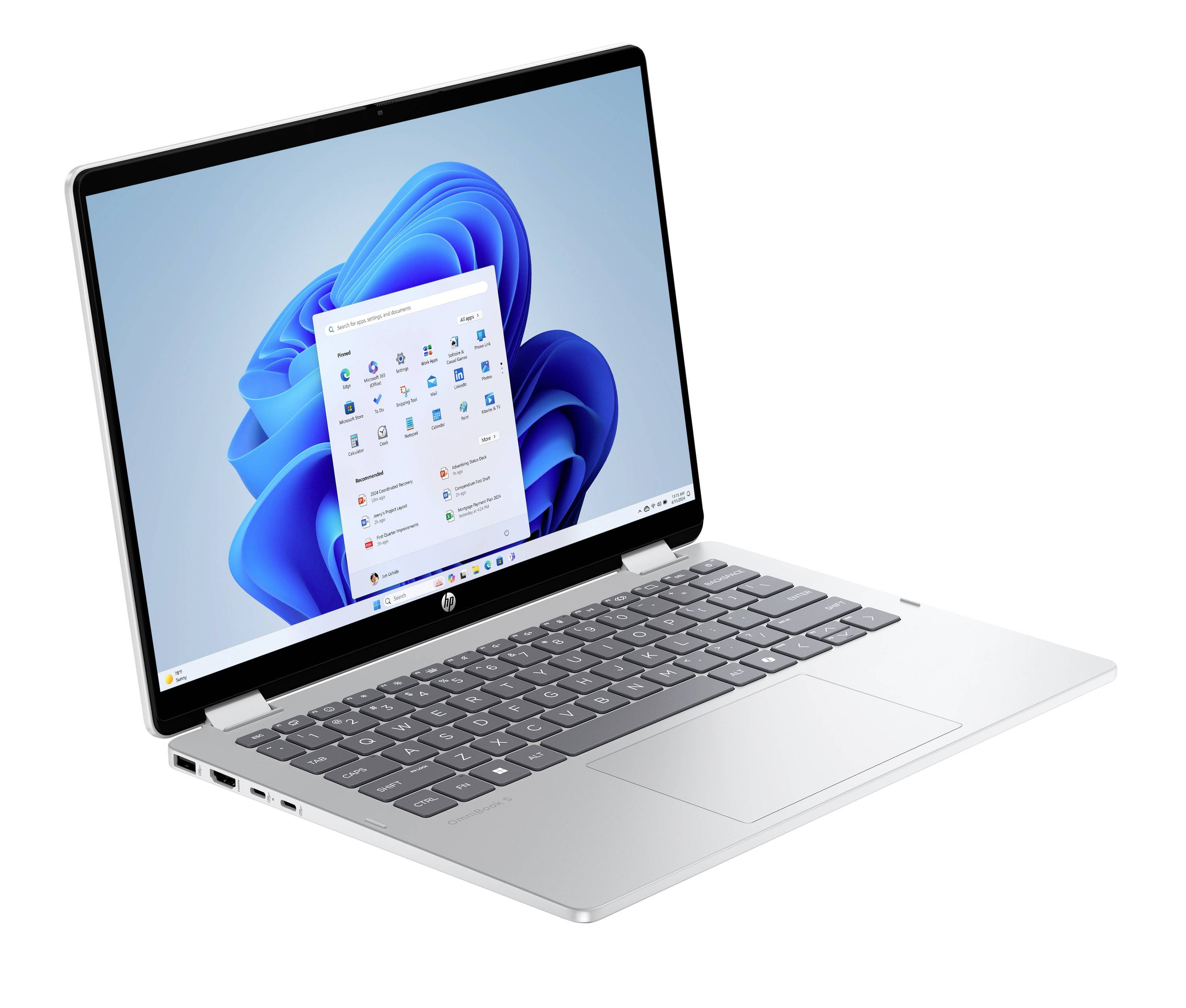 Silberner Laptop in einem Winkel geöffnet, zeigt den Windows 11-Desktop und das Startmenü auf weißem Hintergrund.