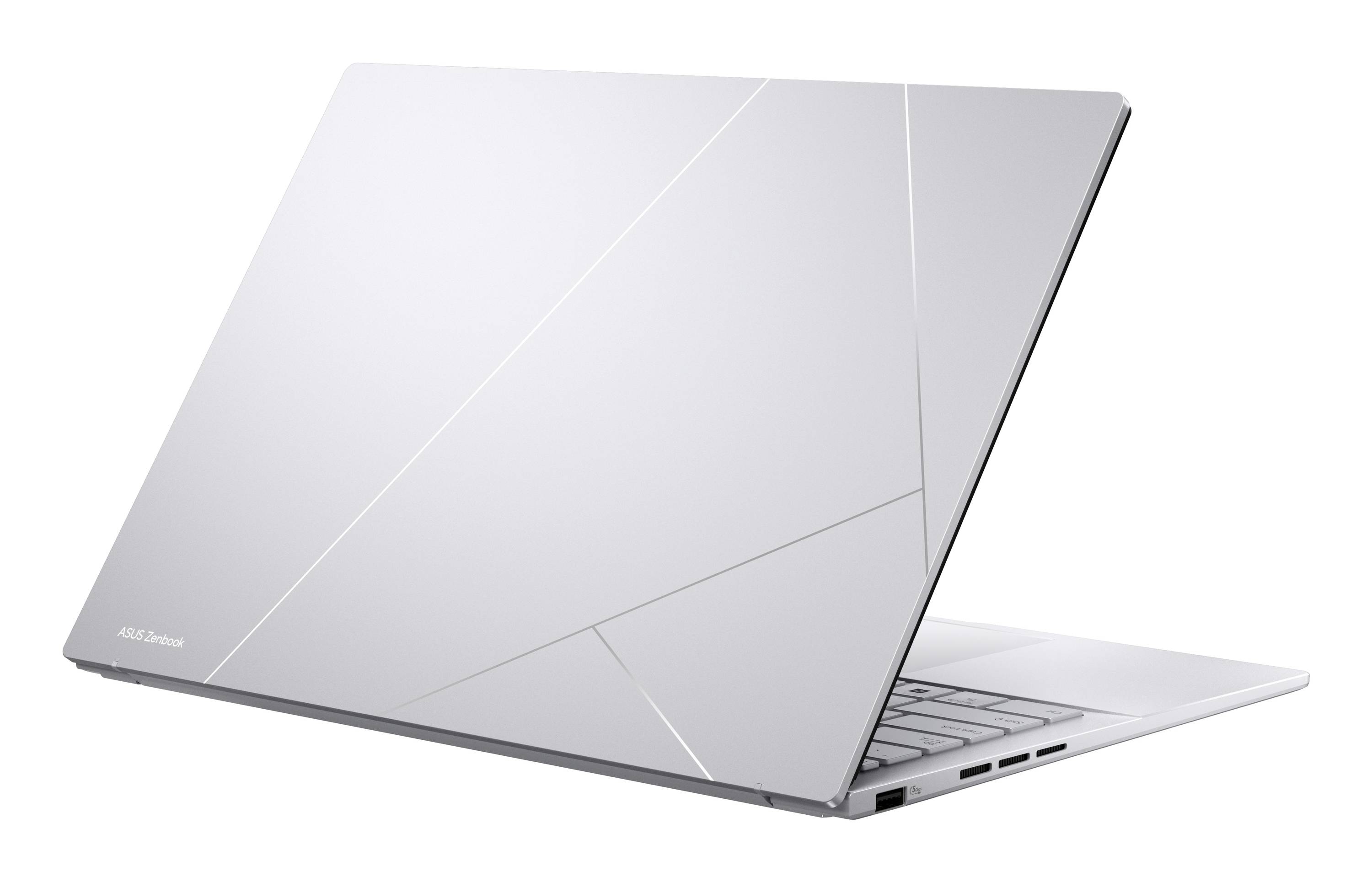 Silberner Laptop, teilweise geöffnet, zeigt einen Deckel mit geometrischem Muster und Tastatur auf weißem Hintergrund.