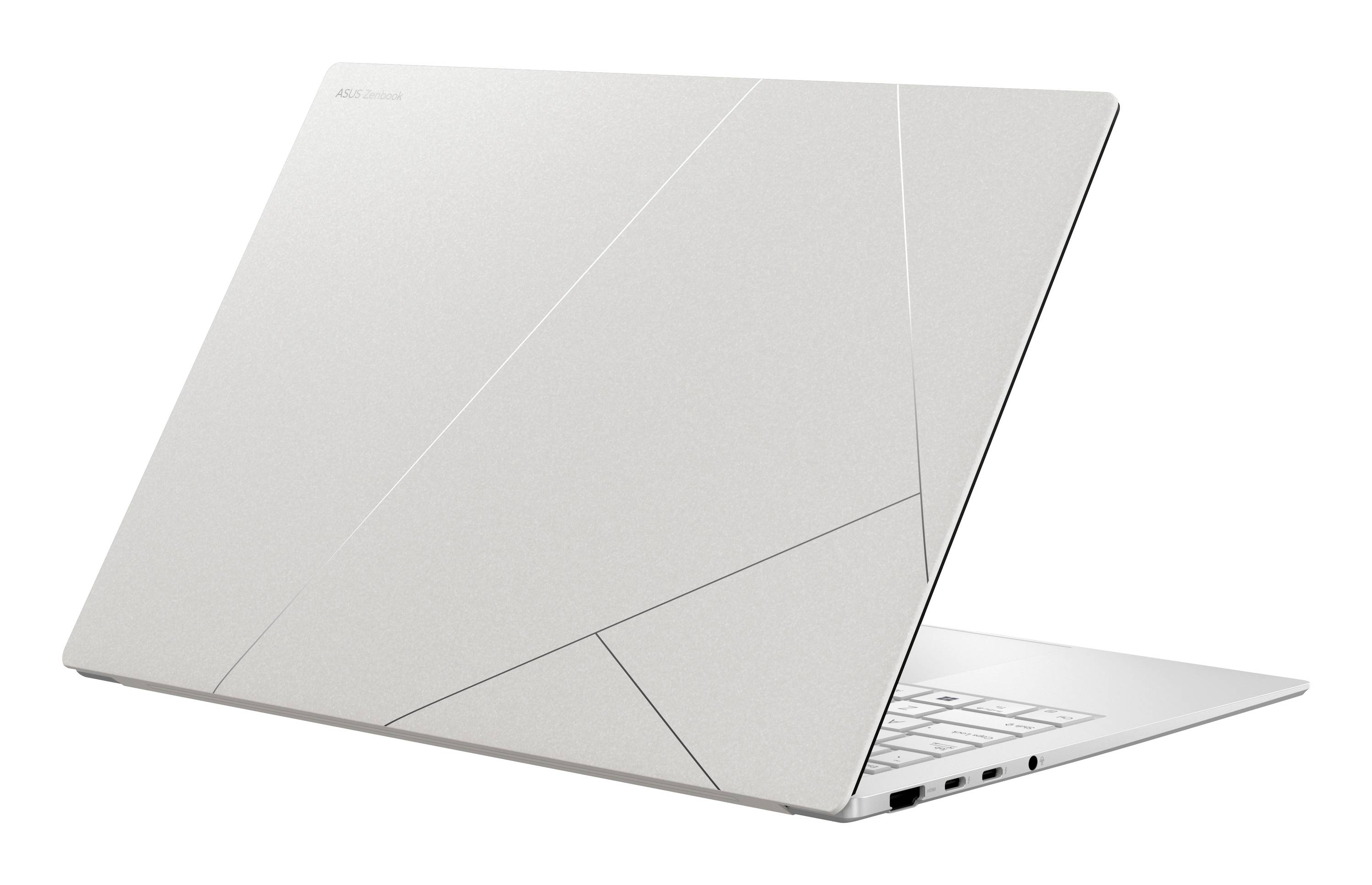 Silberner Laptop mit geometrisch gemustertem Deckel, teilweise geöffnet auf weißem Hintergrund dargestellt.