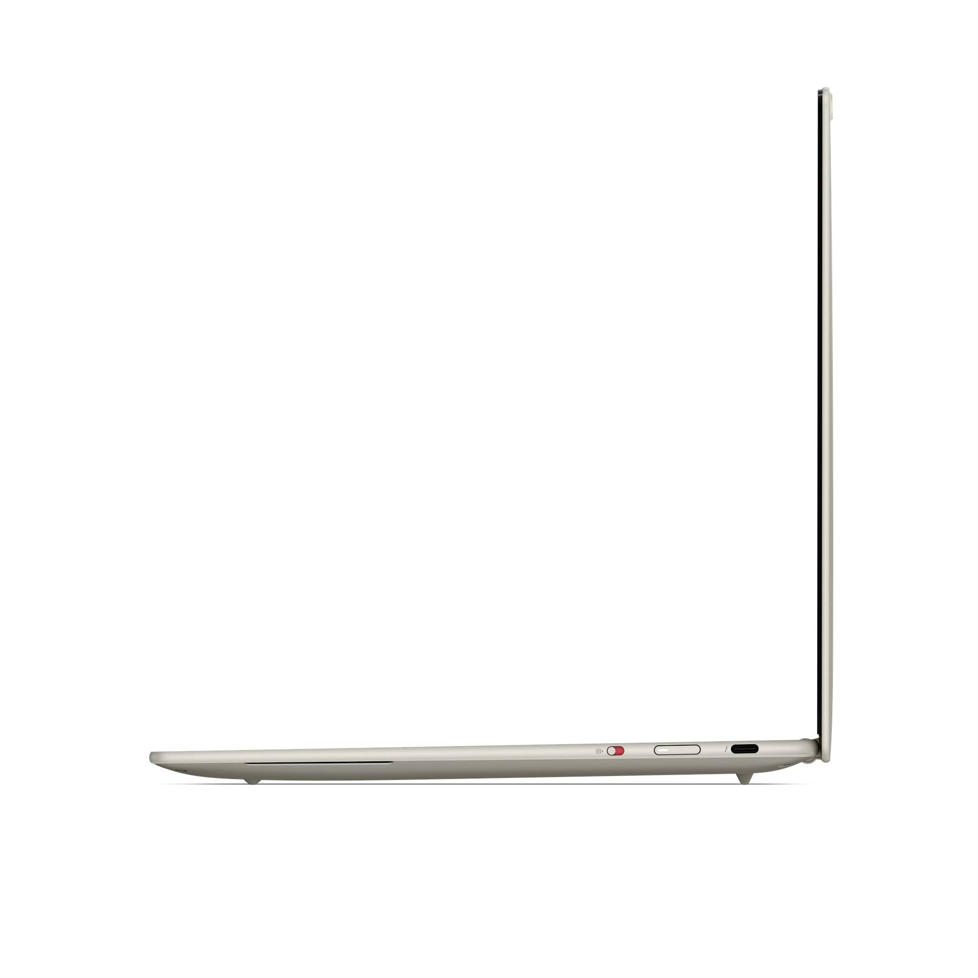 Seitenansicht eines ultradünnen silbernen Laptops, aufgeklappt im rechten Winkel auf weißem Hintergrund.