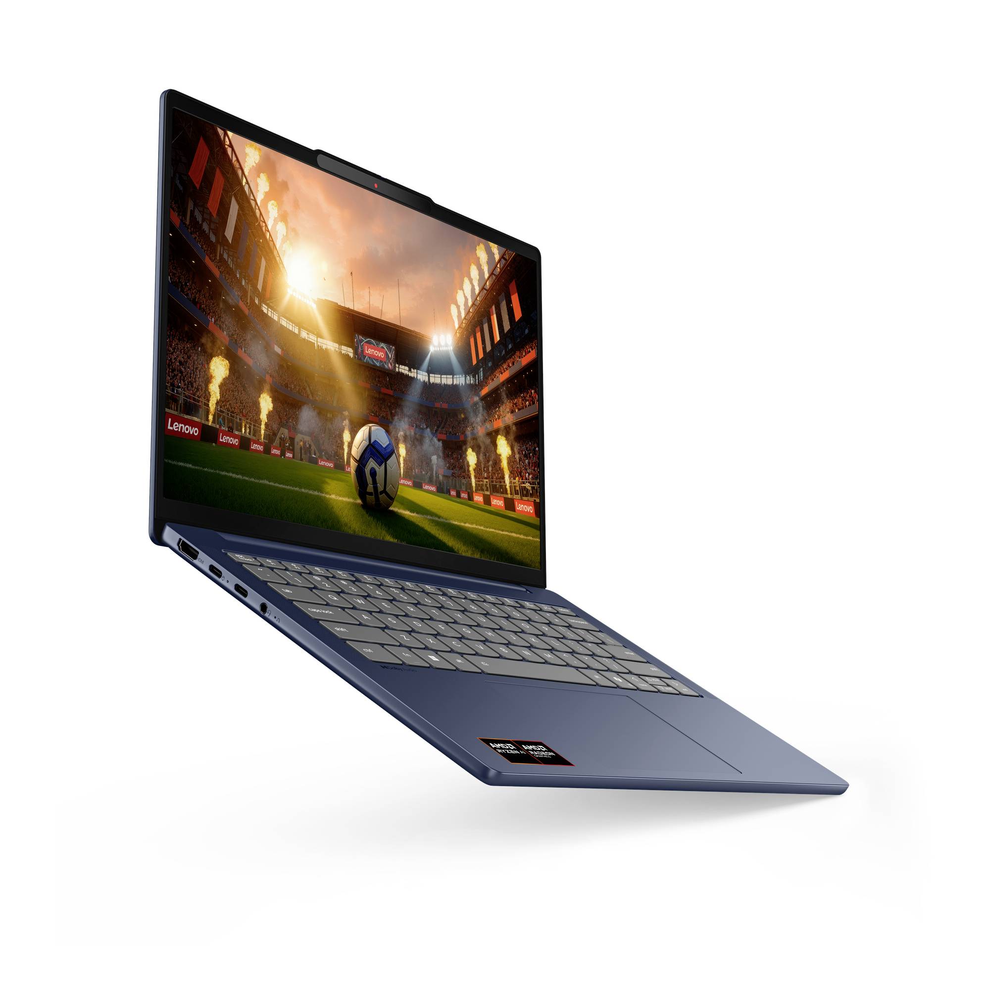 Offener blauer Laptop, in einem Winkel gezeigt, auf dessen Bildschirm ein Fußballstadion-Spiel angezeigt wird.