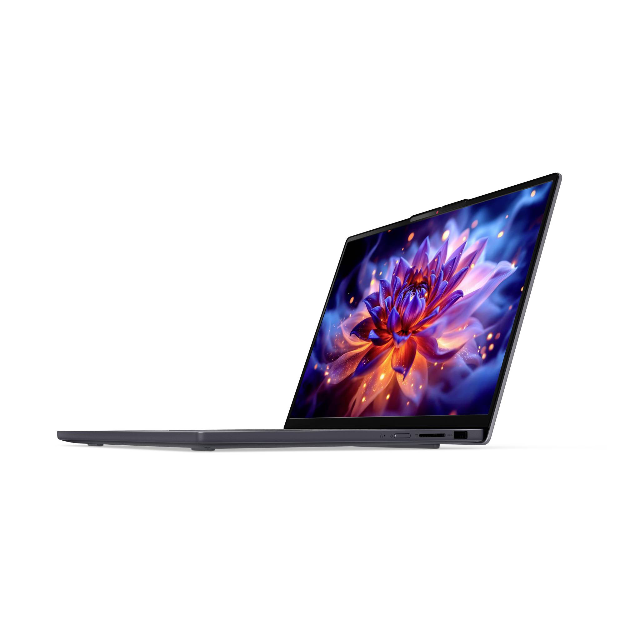 Dünnes Laptop in Seitenansicht mit einer leuchtenden abstrakten Blume auf dem Bildschirm vor weißem Hintergrund.