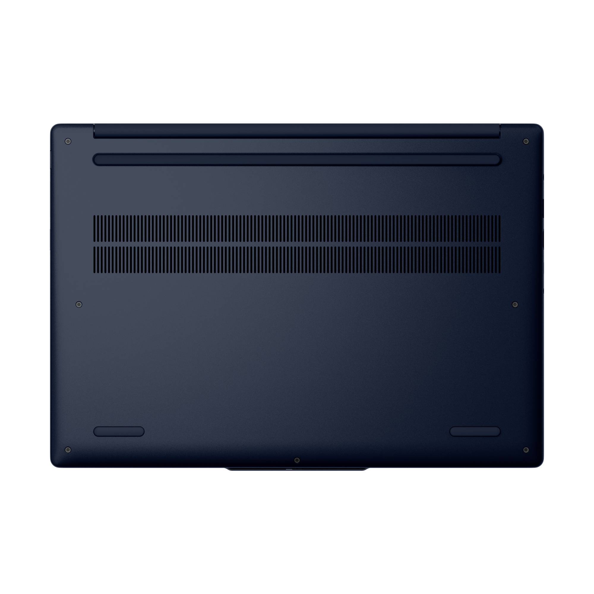 Unterseite eines geschlossenen dunkelblau Laptops, der Lüftungsgitter, Gummifüße und das hintere Scharnier auf weißem Hintergrund zeigt.