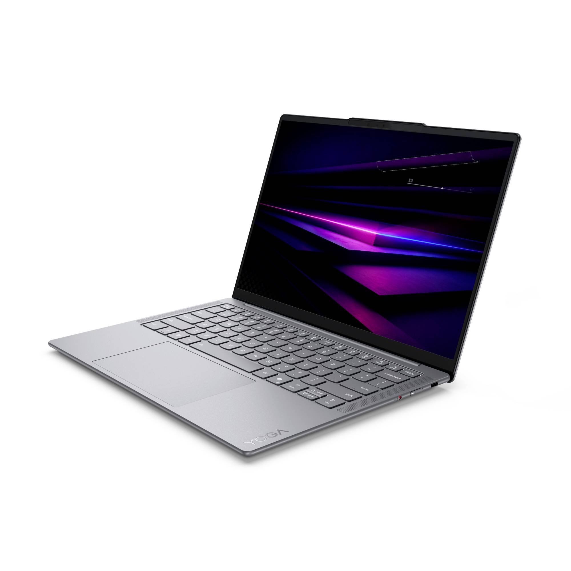 Silberner Laptop im schrägen Winkel auf weißem Hintergrund geöffnet, zeigt einen dunklen Bildschirm mit violetten Neon-Streifen.