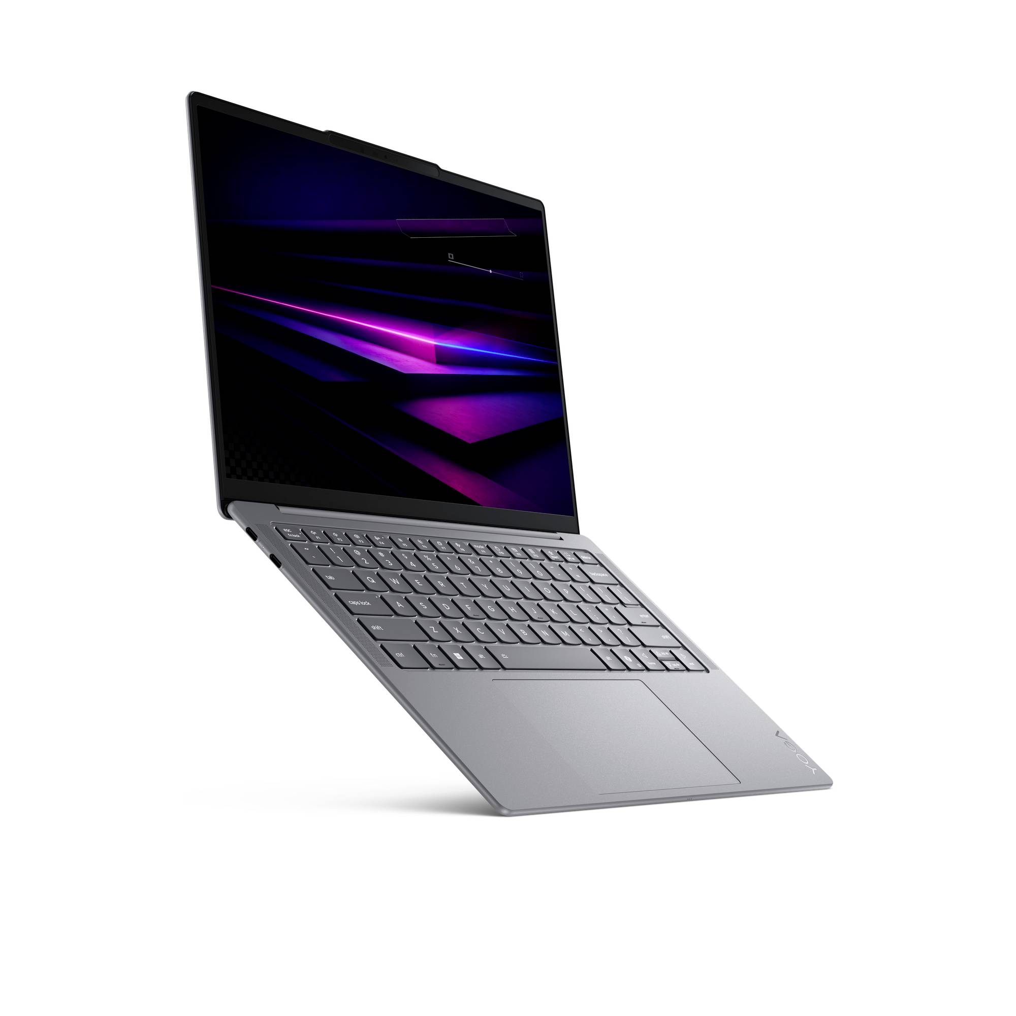 Silberner Laptop im offenen Zustand auf weißem Hintergrund angewinkelt mit dunklem Bildschirm, der violette Neon-Lichtstreifen zeigt.