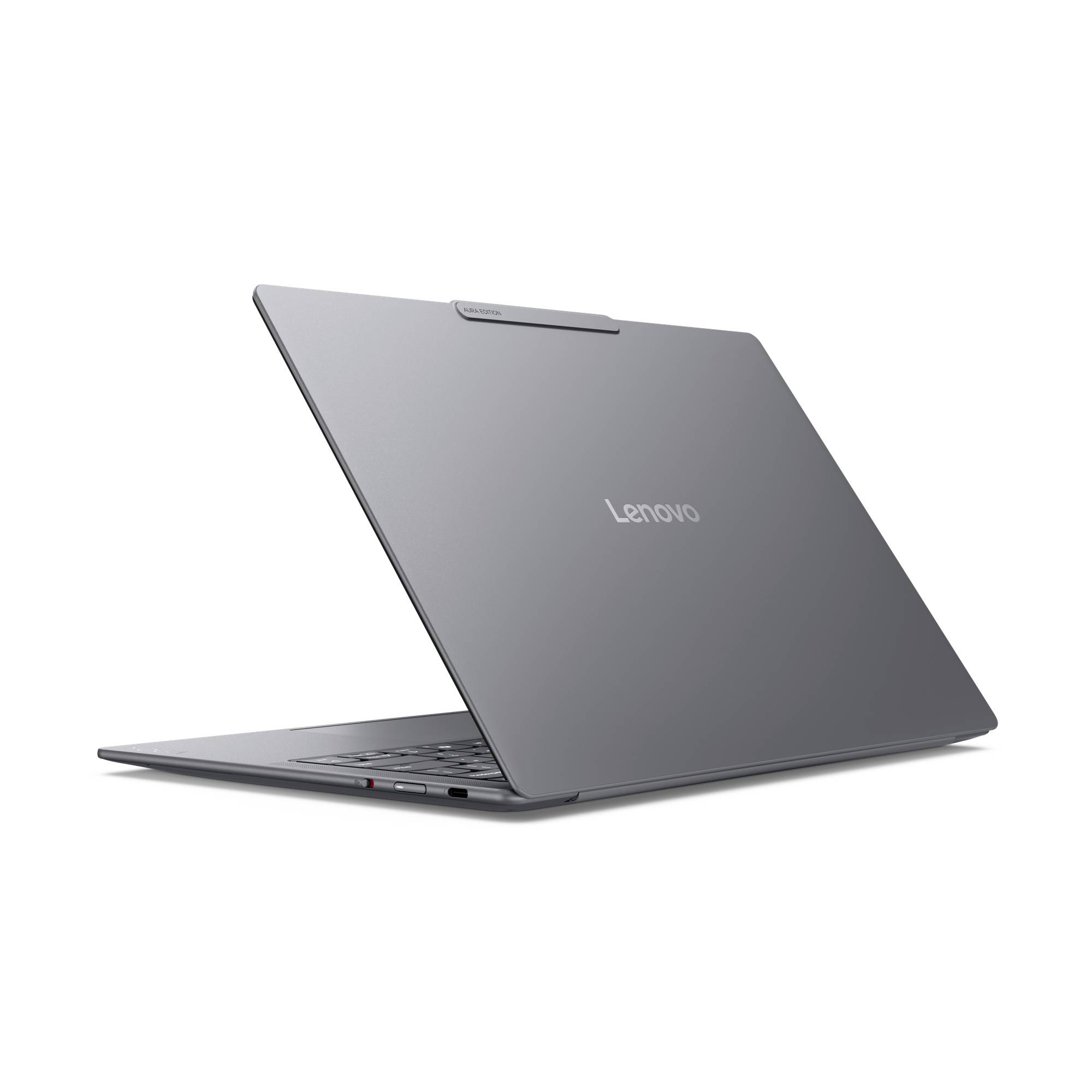 Geschlossener grauer Lenovo-Laptop in einer Drei-Viertel-Rückansicht auf weißem Hintergrund, mit leicht geöffnetem Deckel, der die Tastatur zeigt.