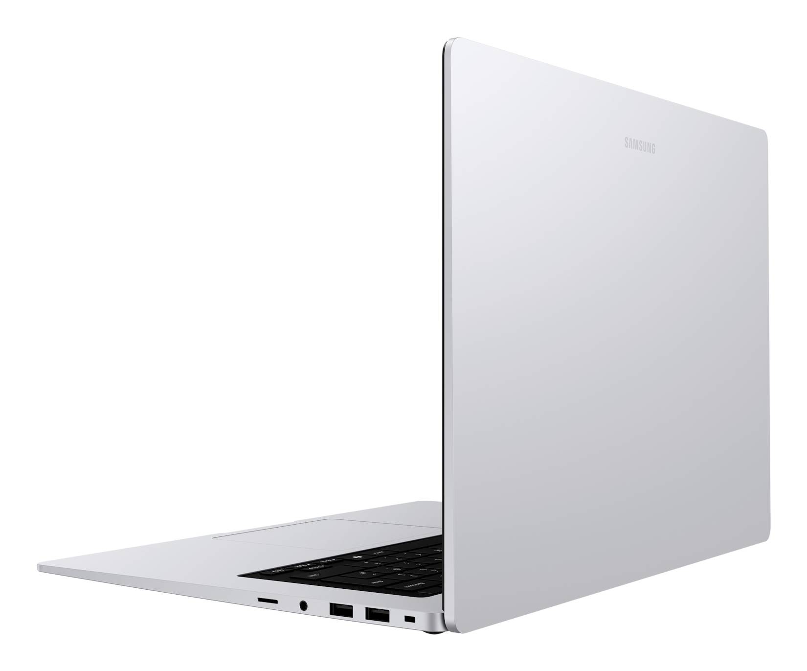 Silberner Samsung-Laptop in Seitenansicht teilweise geöffnet auf weißem Hintergrund, wobei sein schlankes Profil und die Anschlüsse hervorgehoben werden.