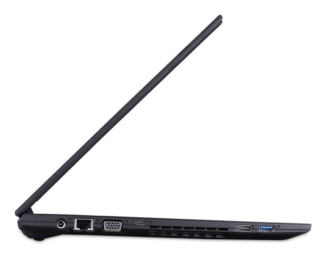 Seitenansicht eines offenen schwarzen Laptops, die das dünne Profil, die Tastaturebene, den angehobenen Bildschirm und die sichtbaren Anschlüsse an der linken Kante zeigt.
