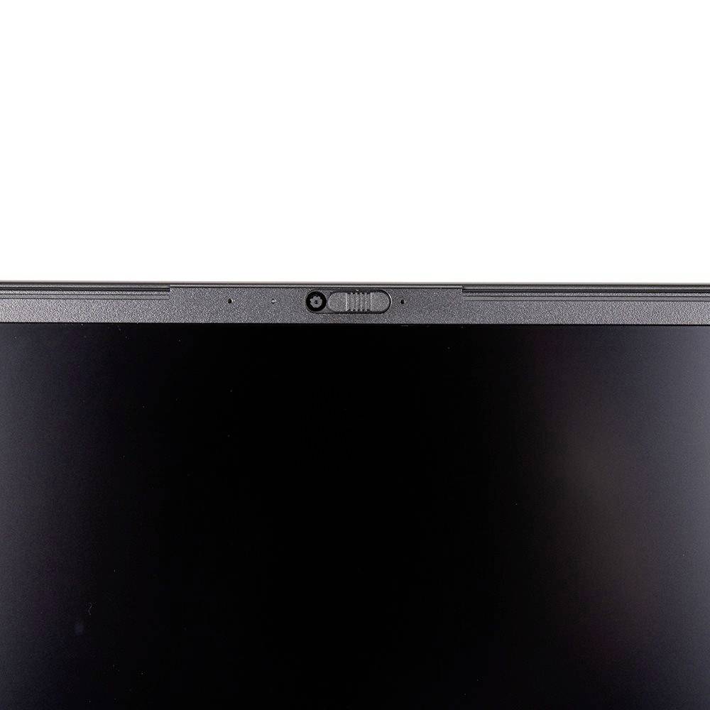 Nahaufnahme eines Laptop-Bildschirms und der oberen Blende mit zentrierter Webcam und Datenschutzabdeckung, vor weißem Hintergrund dargestellt.