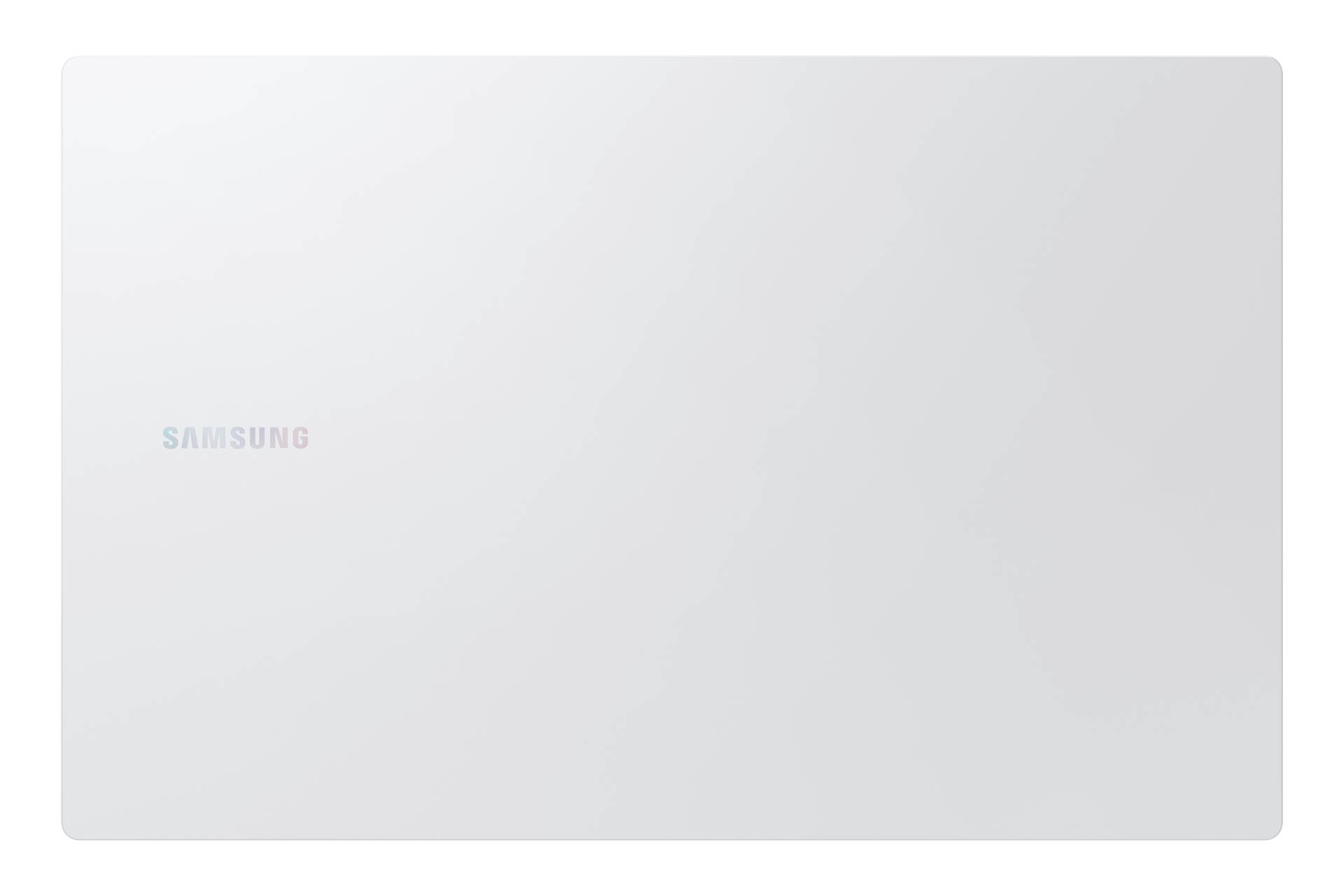 Ein geschlossenes silbernes Samsung-Laptop von oben betrachtet, mit dem Samsung-Logo auf dem Deckel.