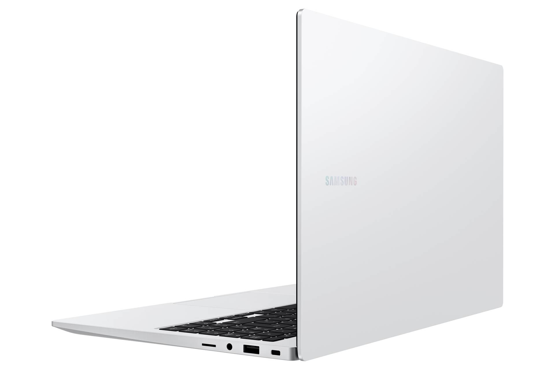 Silberner Samsung-Laptop in Seitenansicht teilweise geschlossen auf weißem Hintergrund gezeigt, mit sichtbarer Tastatur und Anschlüssen.