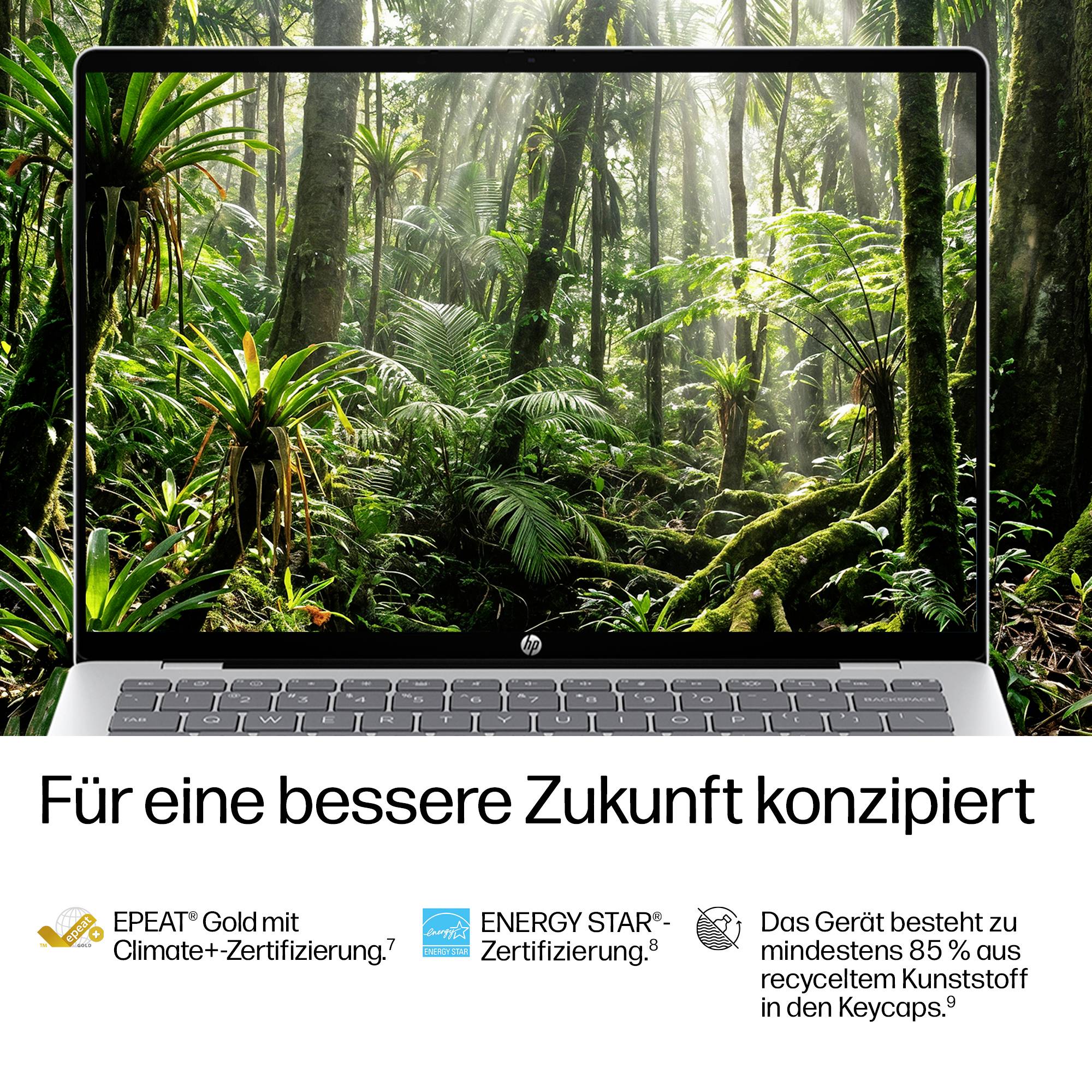 Laptop zeigt eine üppige Regenwaldszene mit deutschen Nachhaltigkeitszusicherungen darunter: 'Für eine bessere Zukunft konzipiert', EPEAT Gold, ENERGY STAR und 85% recycelte Tasten.
