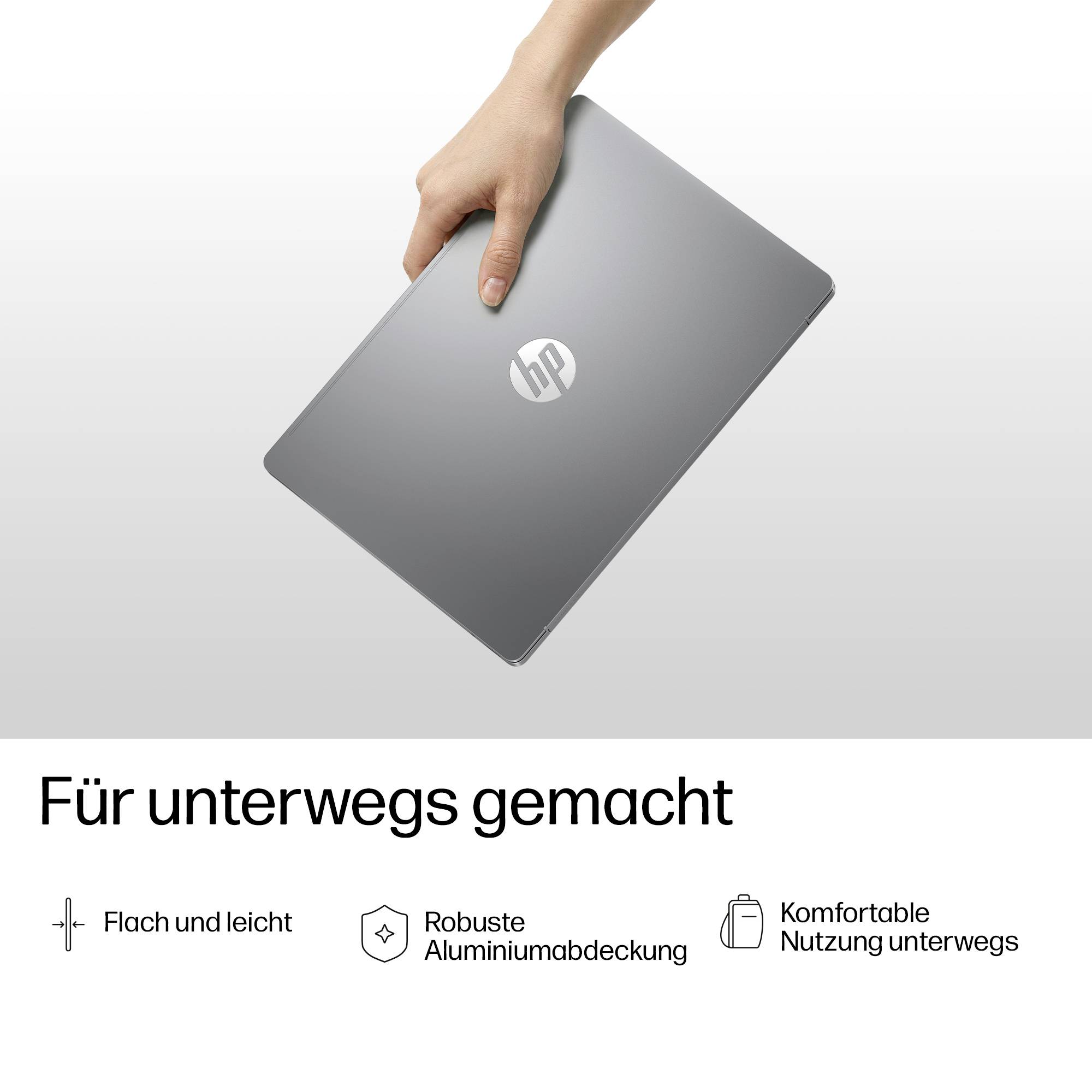 # ÜbersetzungHand hält einen dünnen grauen HP-Laptop; deutscher Text darunter sagt „Für unterwegs gemacht" und hebt leichte Gewichtung, robustes Aluminium-Gehäuse und tragbaren Einsatz hervor.