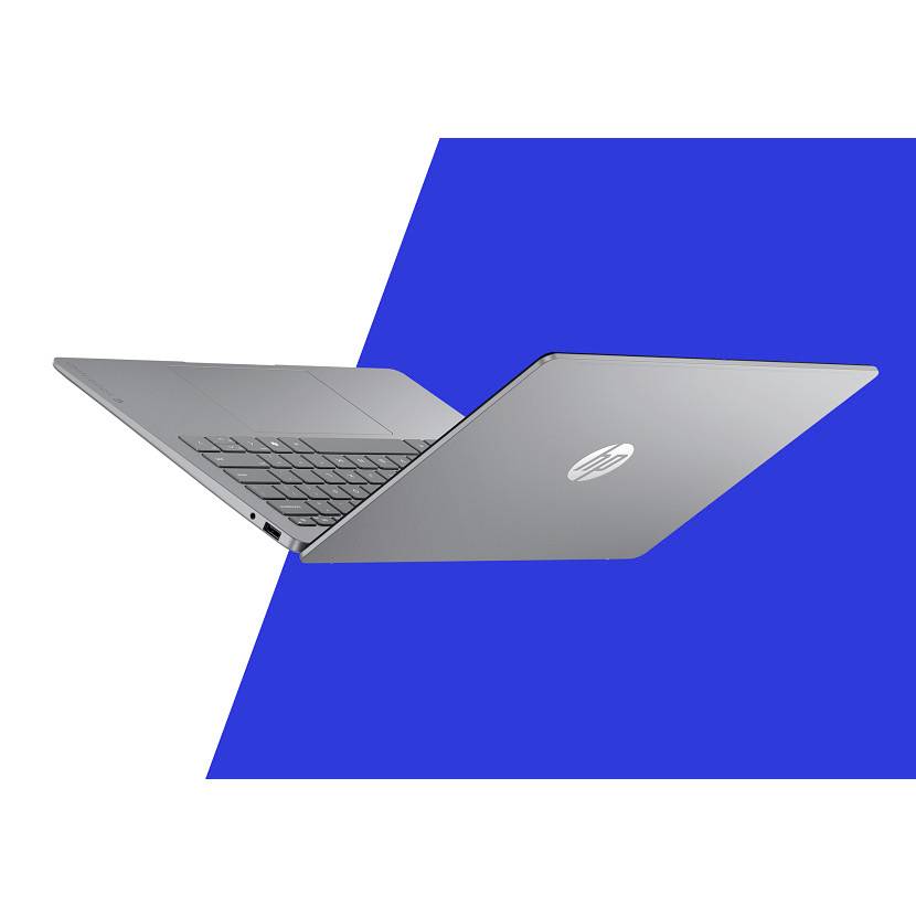 Grauer HP-Laptop, geöffnet, vor einem blau-weißen geometrischen Hintergrund dargestellt, mit sichtbarer Tastatur und HP-Logo.