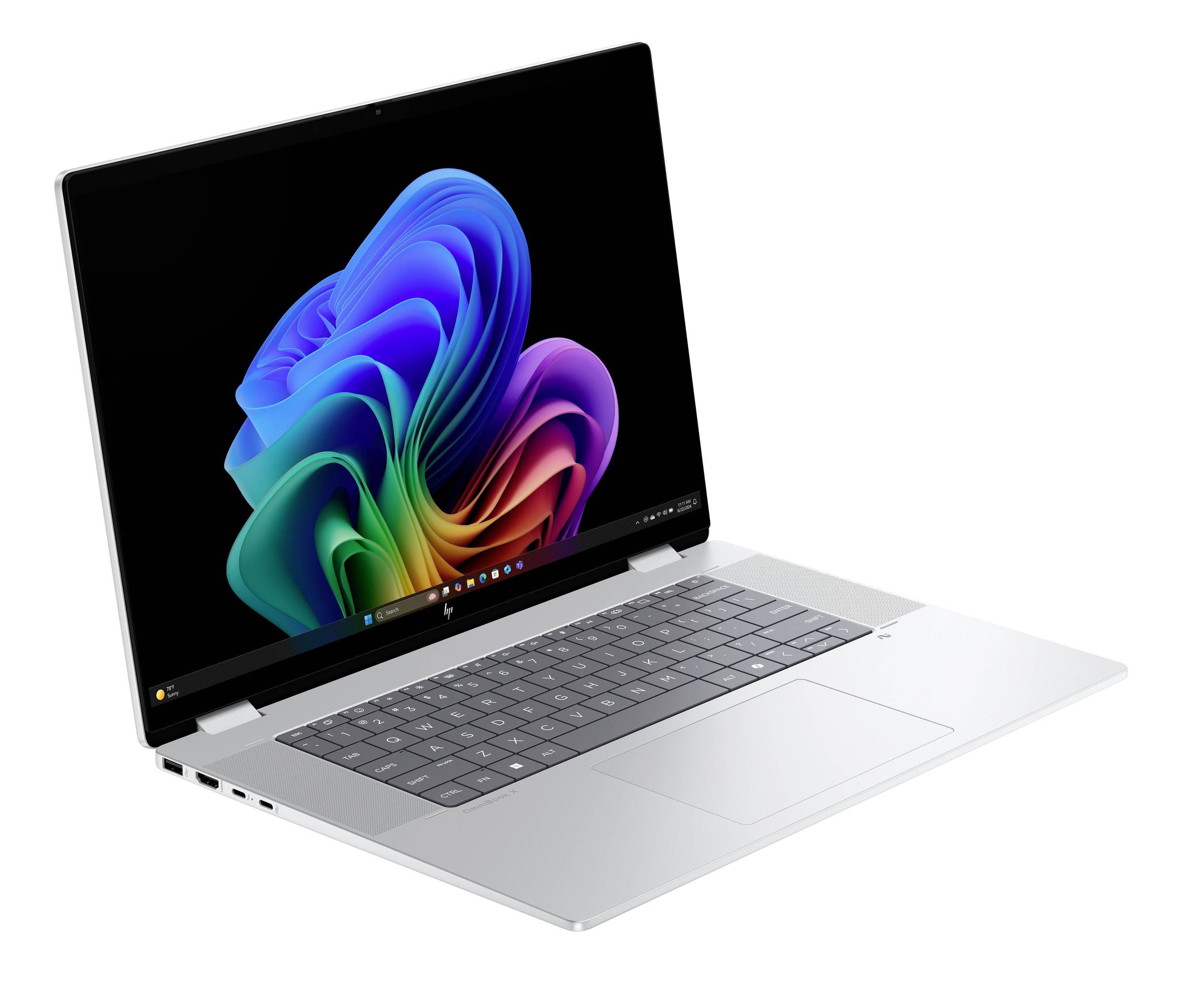 Silberner Laptop in einem Winkel geöffnet mit einem farbenfrohen abstrakten Hintergrundbild auf dem Bildschirm, auf weißem Hintergrund dargestellt.