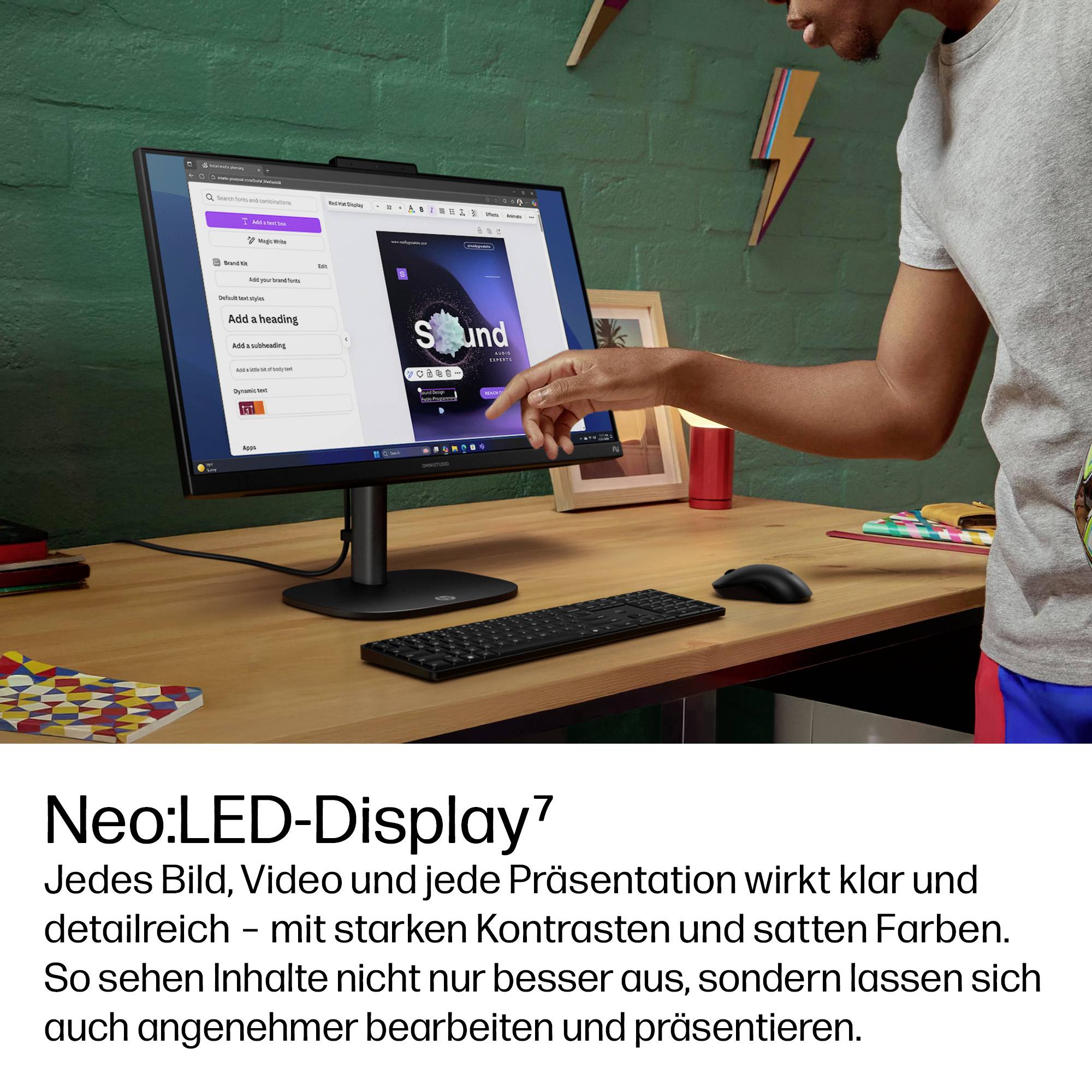 Person bei der Bearbeitung einer Präsentation auf einem Desktop-Monitor; der deutsche Anzeigentext darunter sagt „Neo:LED-Display7" und hebt lebendige Farben und starken Kontrast für klare Ansicht und Bearbeitung hervor.