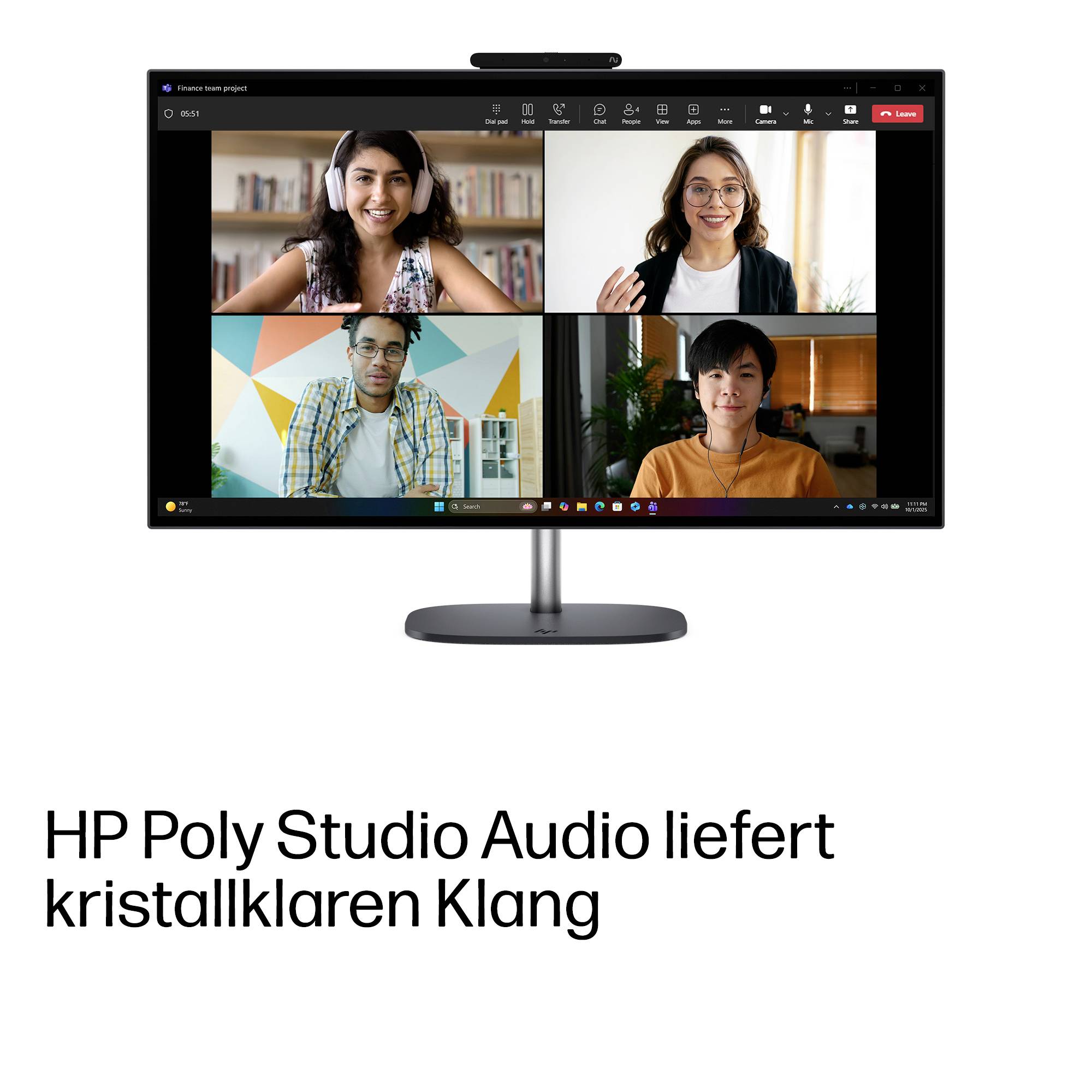 Monitor mit einem Vier-Personen-Videomeeting oben über dem Text „HP Poly Studio Audio liefert kristallklaren Klang" zur Bewerbung von klarem Audio.