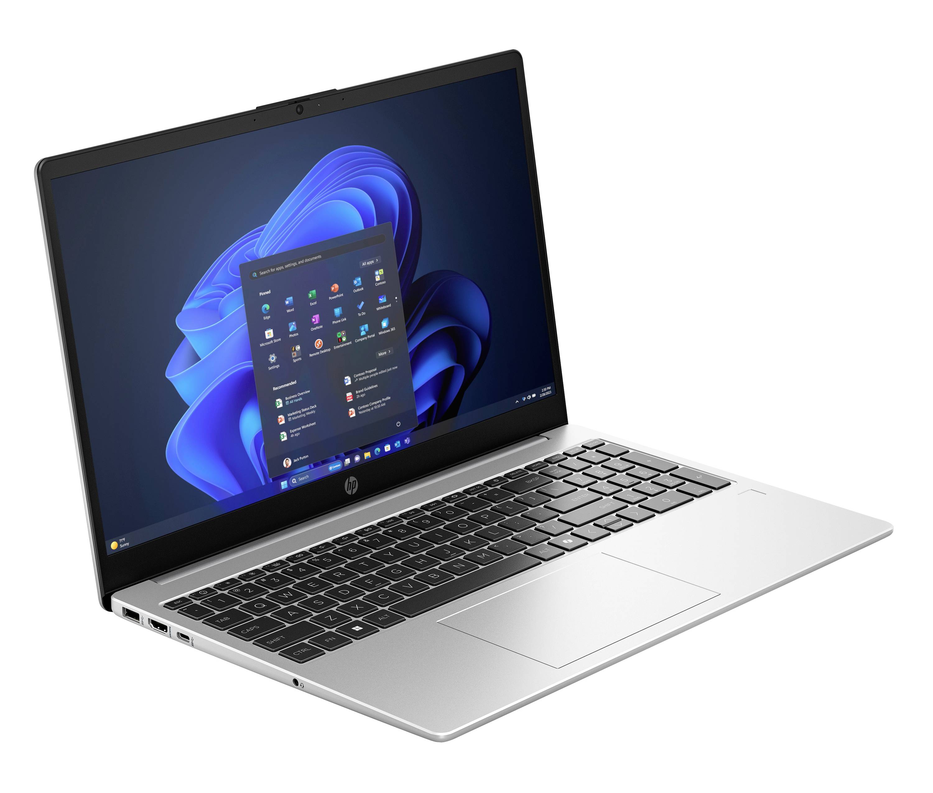 Silber-Laptop von HP, der in einem Winkel geöffnet ist und den Windows 11-Desktop sowie das Startmenü auf einem dunkelblauen Bildschirm anzeigt.