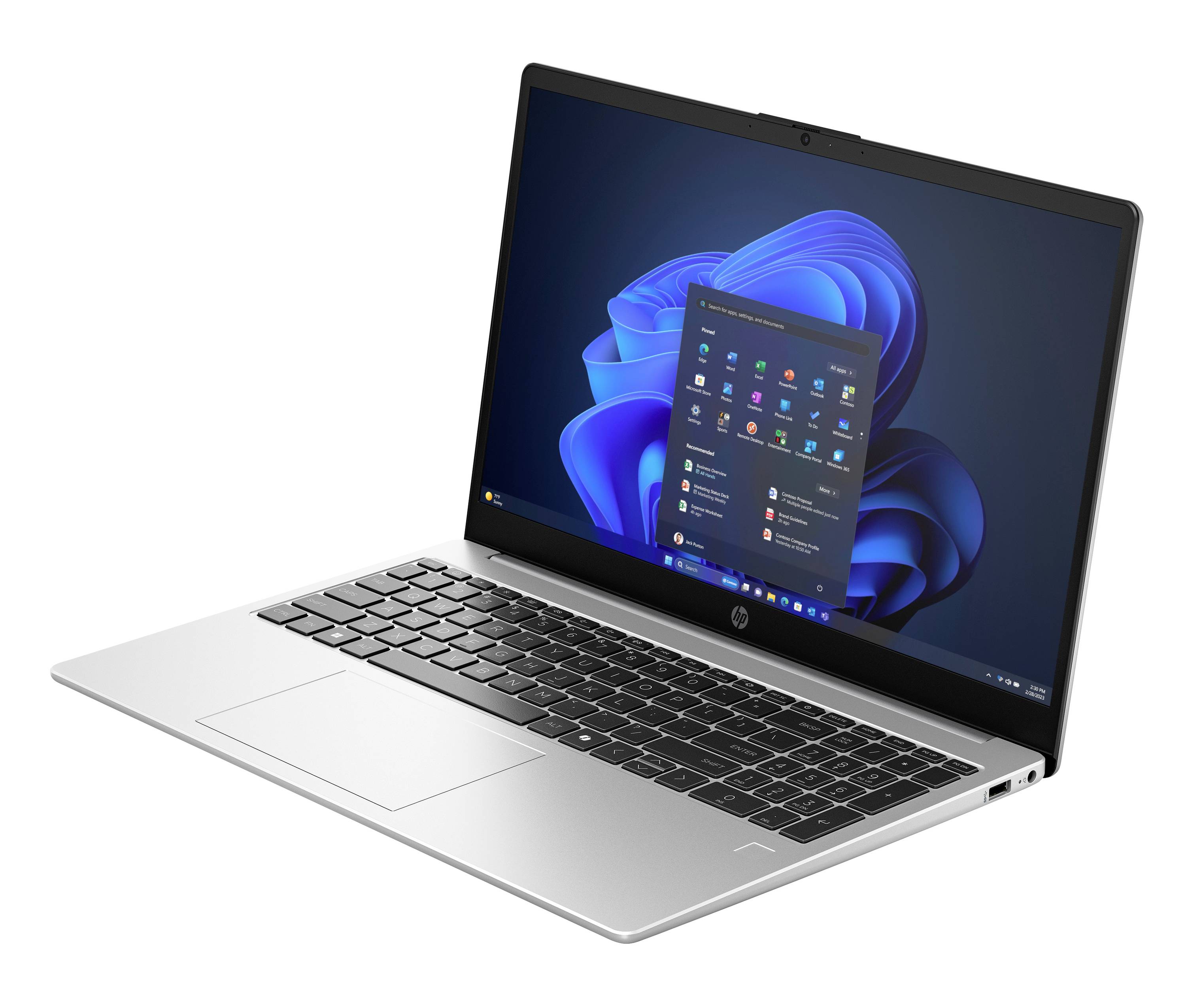 Silberner HP-Laptop mit geöffnetem Windows 11-Startmenü auf dem Bildschirm, unter einem Winkel auf weißem Hintergrund angezeigt.