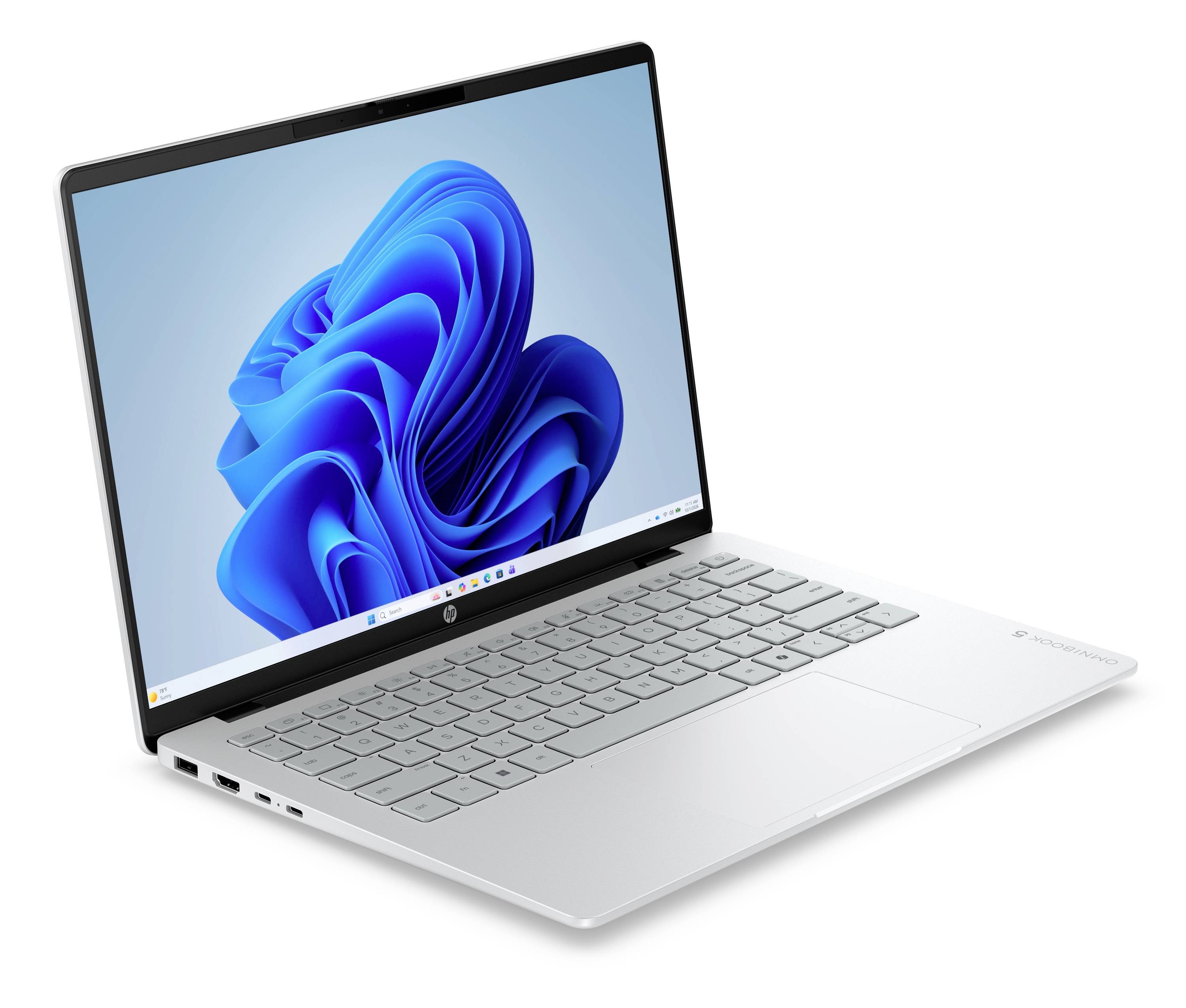 Silberner HP-Laptop mit Windows 11-Desktop auf dem Bildschirm, aufgeklappt in einem Winkel auf weißem Hintergrund.