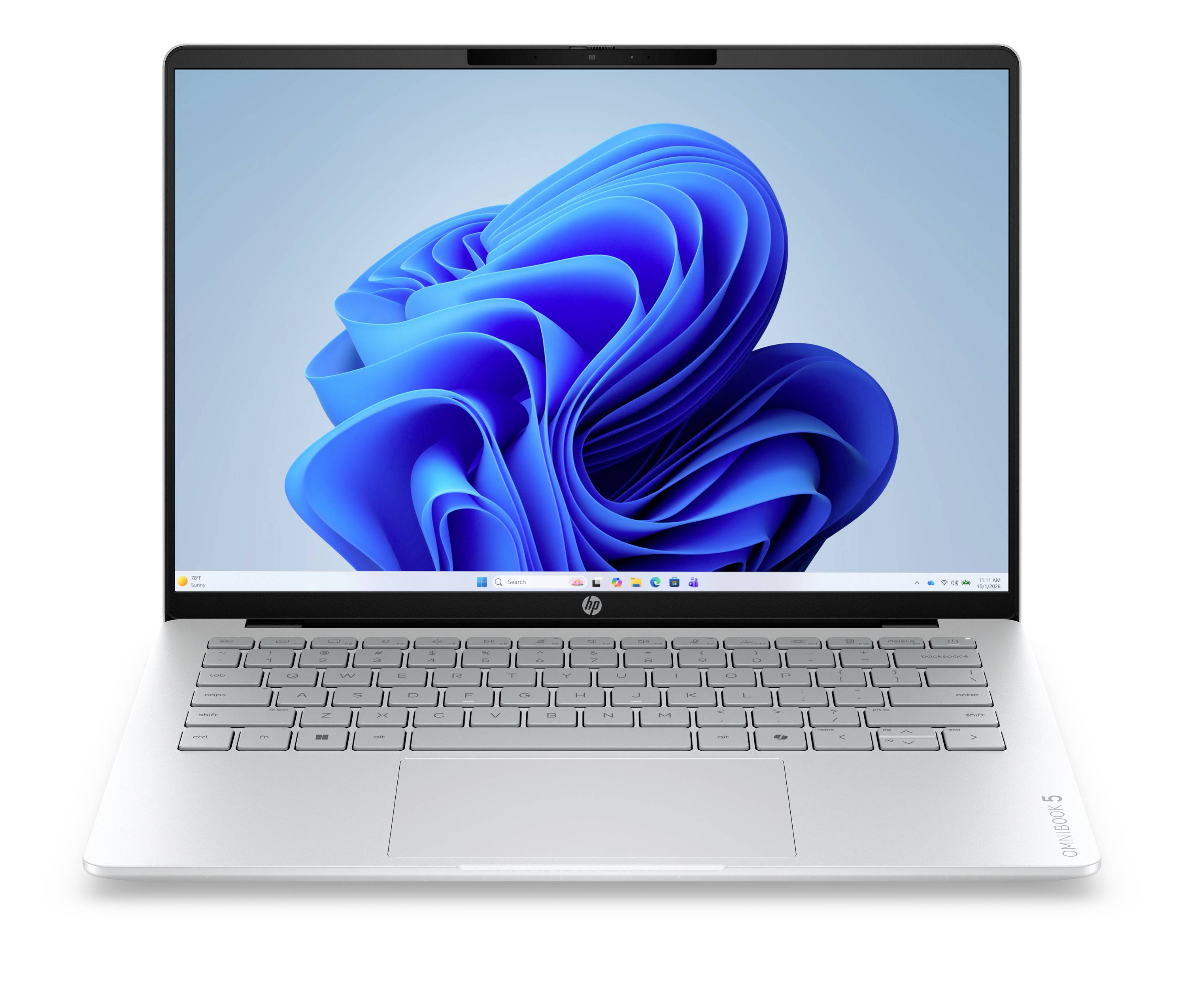 Silberner Laptop mit geöffnetem Bildschirm und Windows 11 blauem abstraktem Wirbel-Hintergrundbild, Vorderansicht auf weißem Hintergrund.
