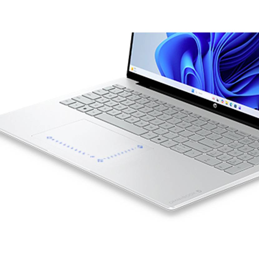 Silberner Laptop, der auf weißem Hintergrund offen angezeigt wird, mit einem großen Touchpad und Windows-ähnlichem blauem Hintergrundbild auf dem Bildschirm.