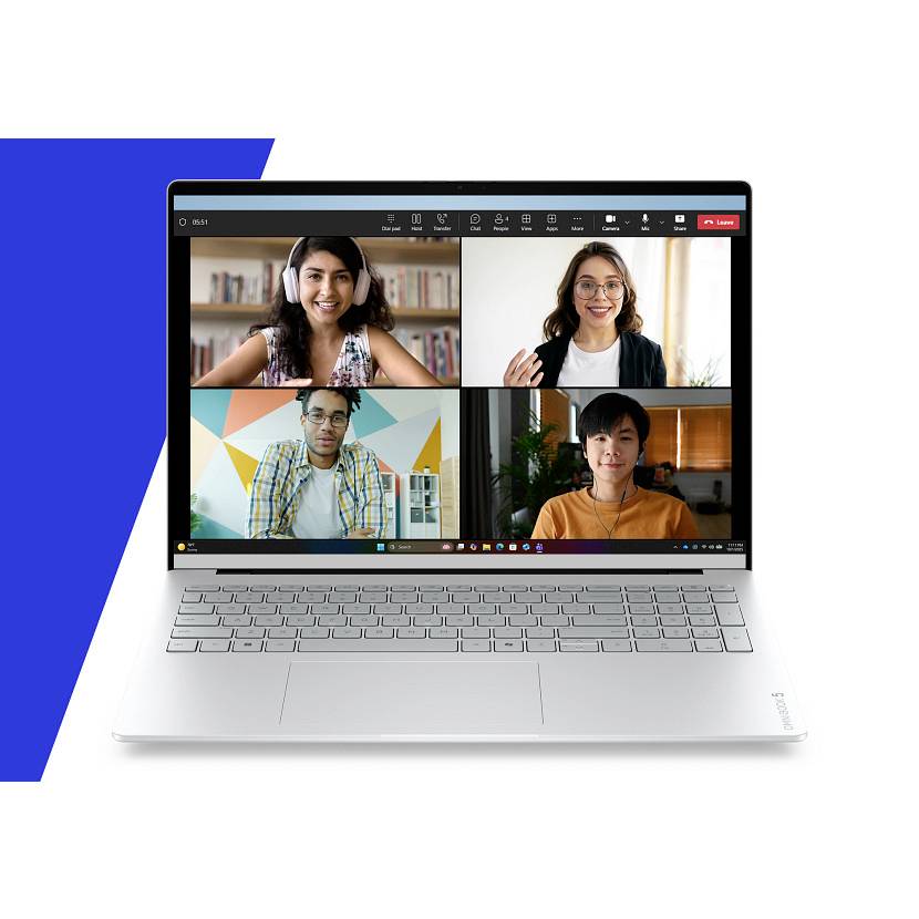 Laptop zeigt eine 4-Personen-Videokonferenz in einem Raster von vier Teilnehmern auf einem Anrufbildschirm.