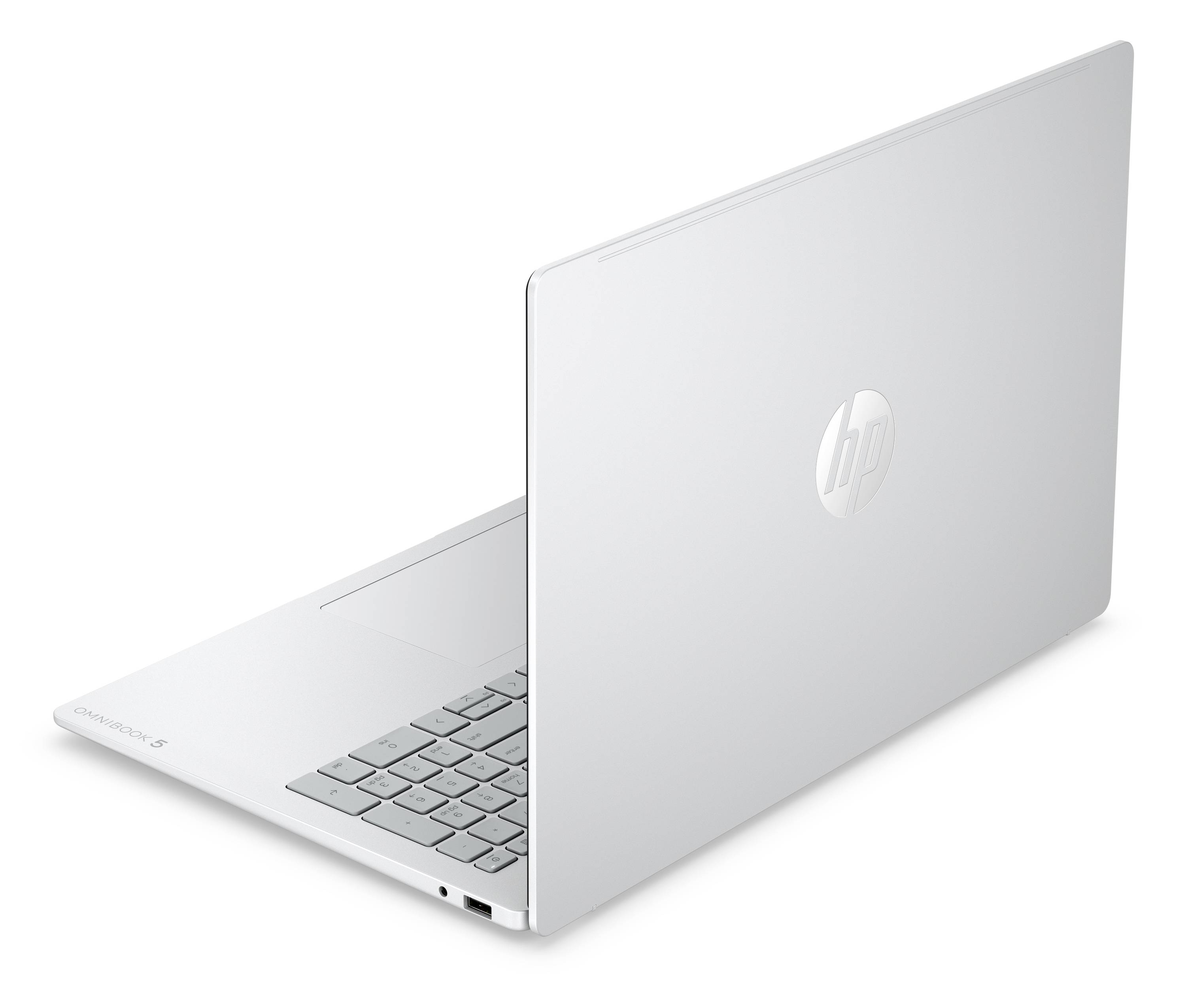 Ein silberner HP-Laptop, teilweise geöffnet auf weißem Hintergrund, mit sichtbarer Tastatur und HP-Logo.