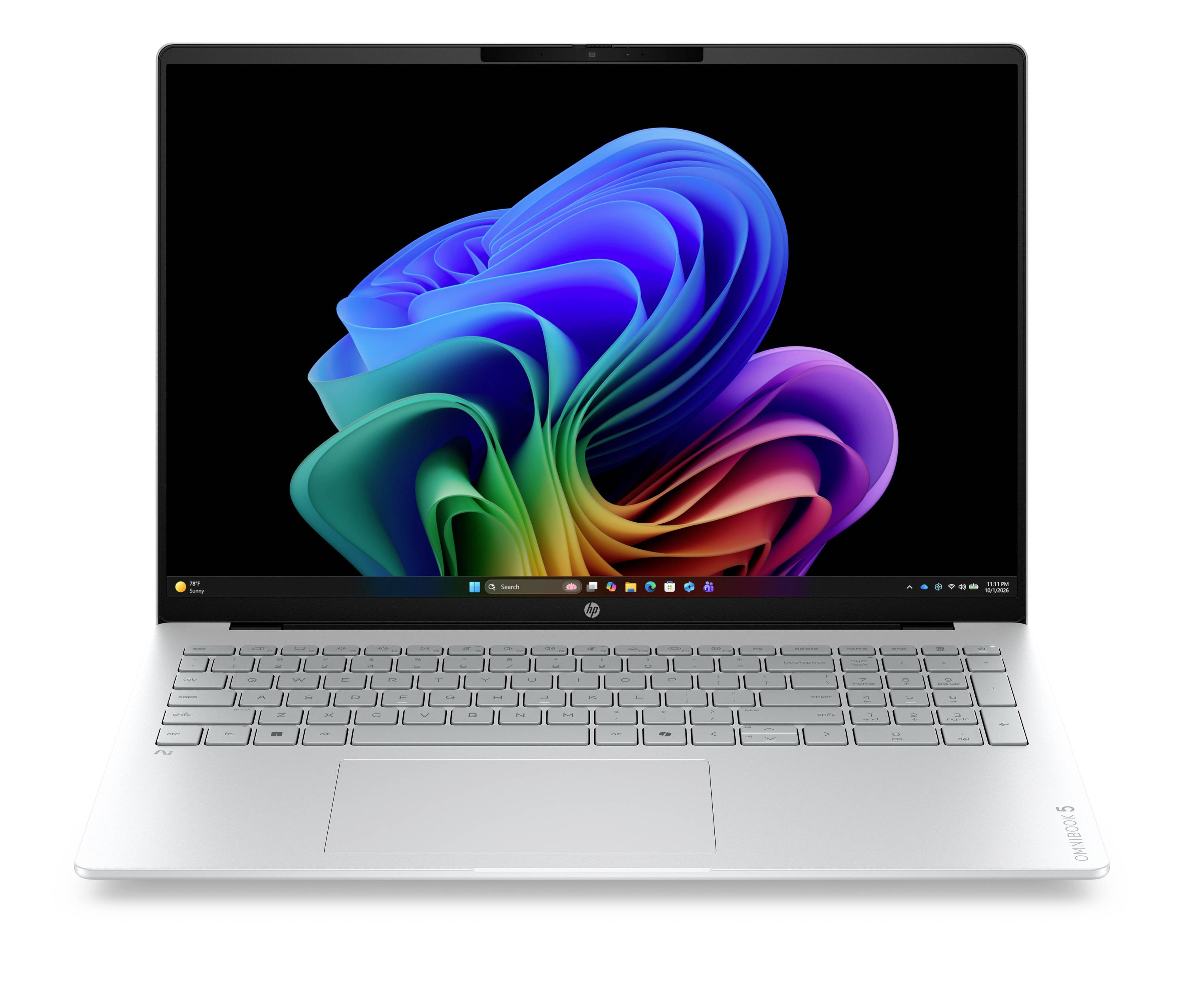 Silberner HP-Laptop, offen auf weißem Hintergrund, zeigt ein buntes abstraktes blumenähnliches Hintergrundbild auf dem Bildschirm.