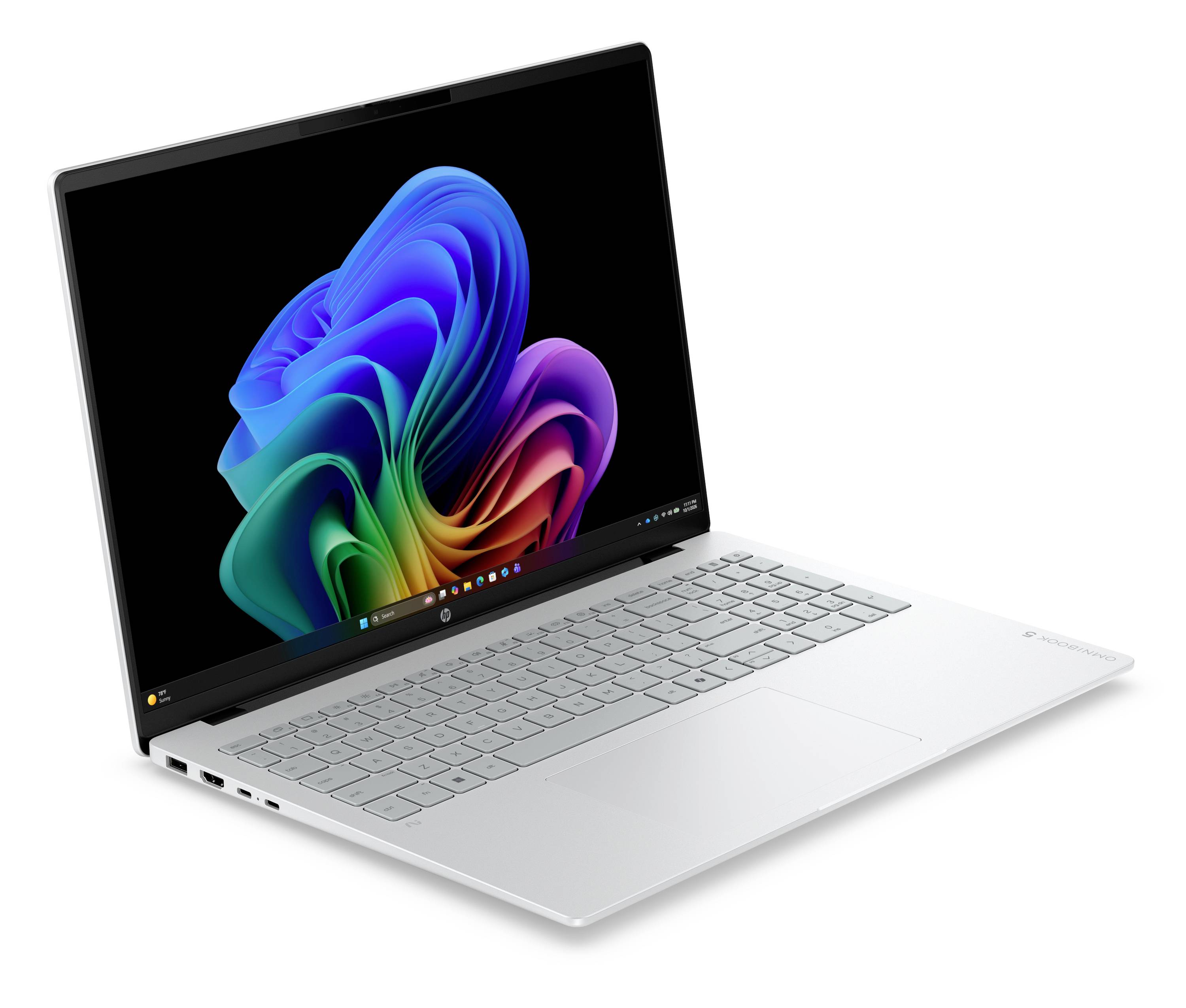 Offener silberner Laptop mit schwarzem Bildschirm, auf dem auf weißem Hintergrund ein buntes abstraktes Wirbel-Hintergrundbild angezeigt wird.