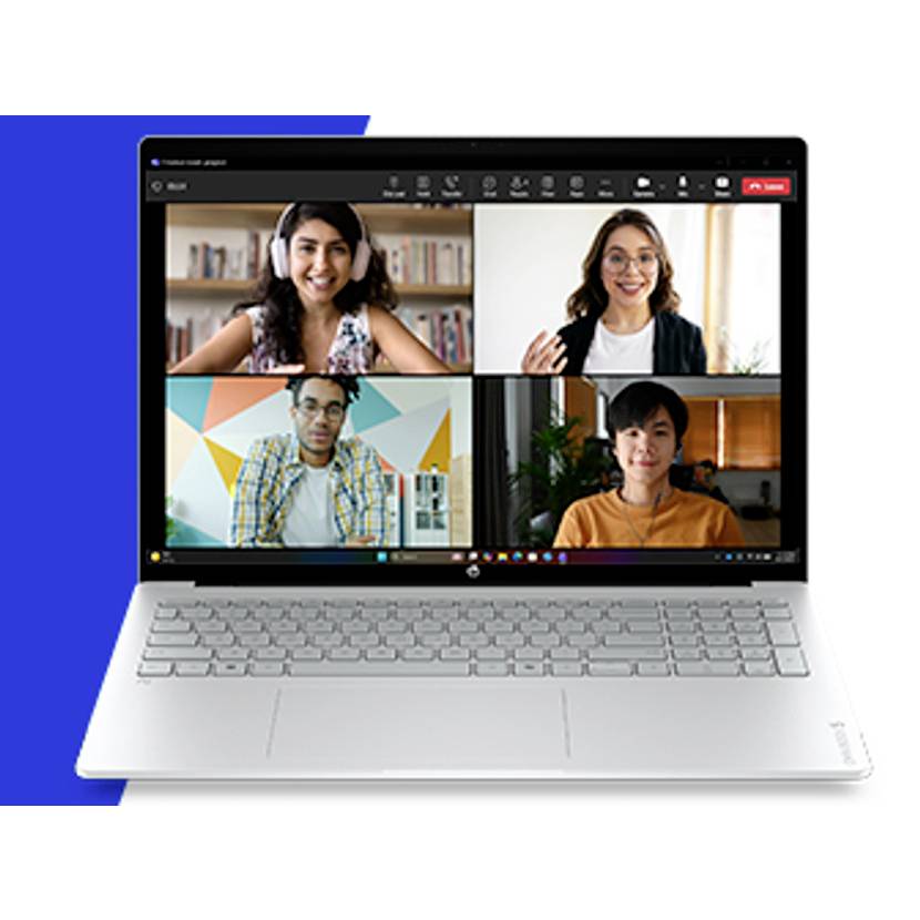Laptop-Bildschirm mit einer Videokonferenz mit vier Personen in einem 2x2-Raster, mit Besprechungssteuerungen oben.
