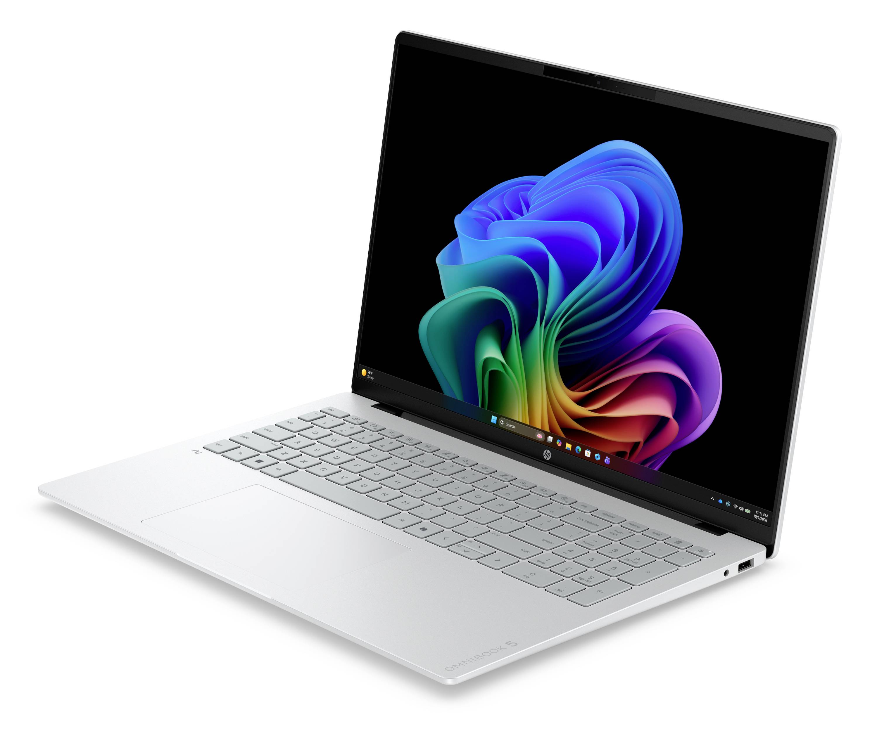 Silberner Laptop mit einem Windows-ähnlichen, farbenfrohen abstrakten Hintergrund, aufgeklappt unter einem Winkel vor weißem Hintergrund dargestellt.