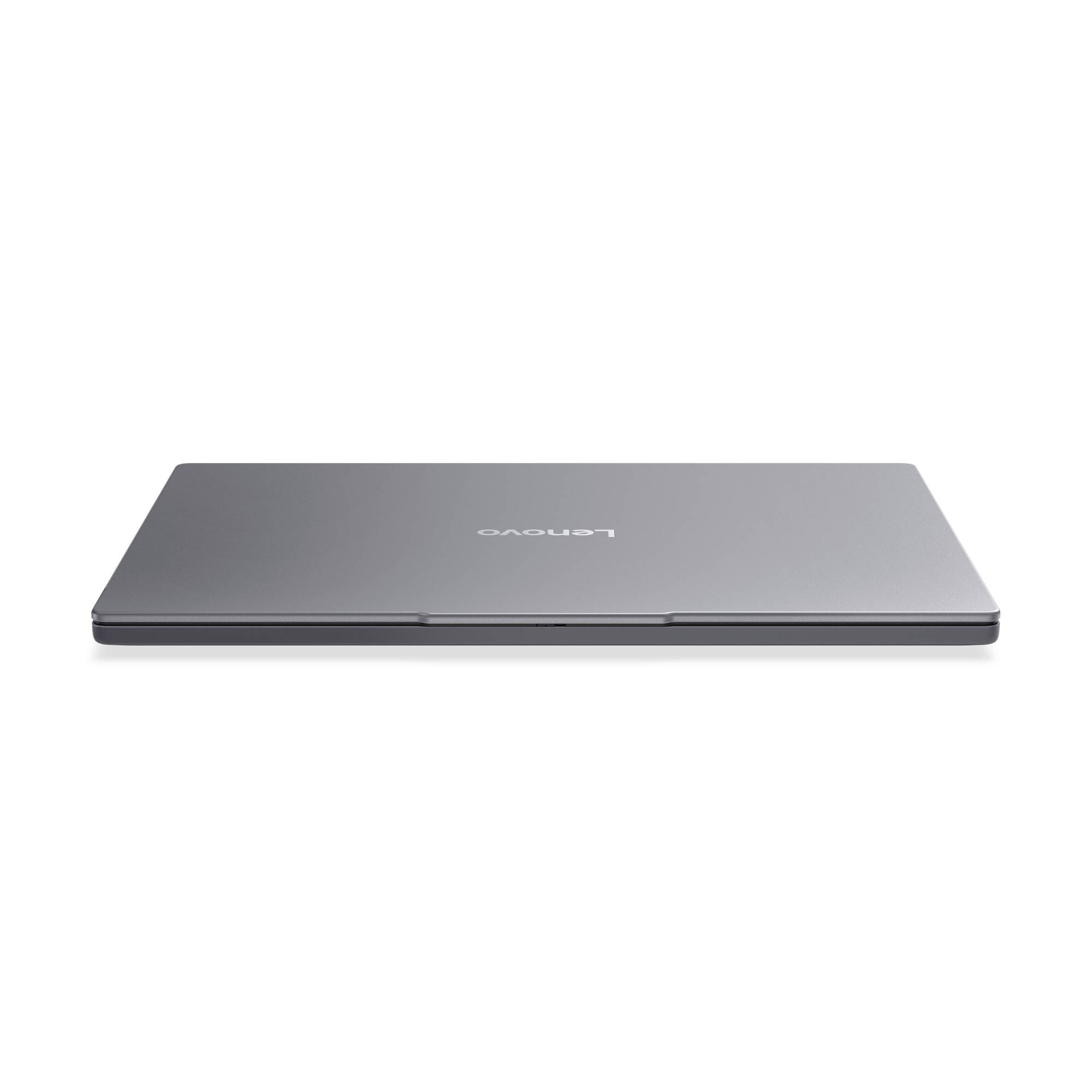 Geschlossener silberner Lenovo-Laptop auf weißem Hintergrund, von oben betrachtet.