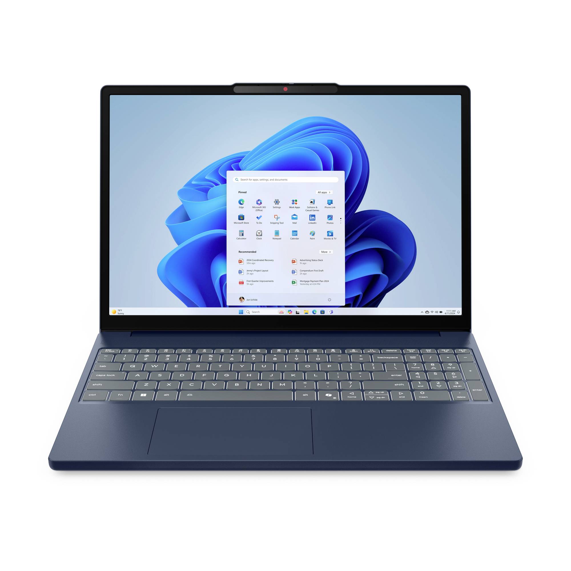Vorderansicht eines dunkelblauenLaptops, der offen ist und den Windows 11-Desktop mit dem angezeigten Startmenü auf dem Bildschirm zeigt.