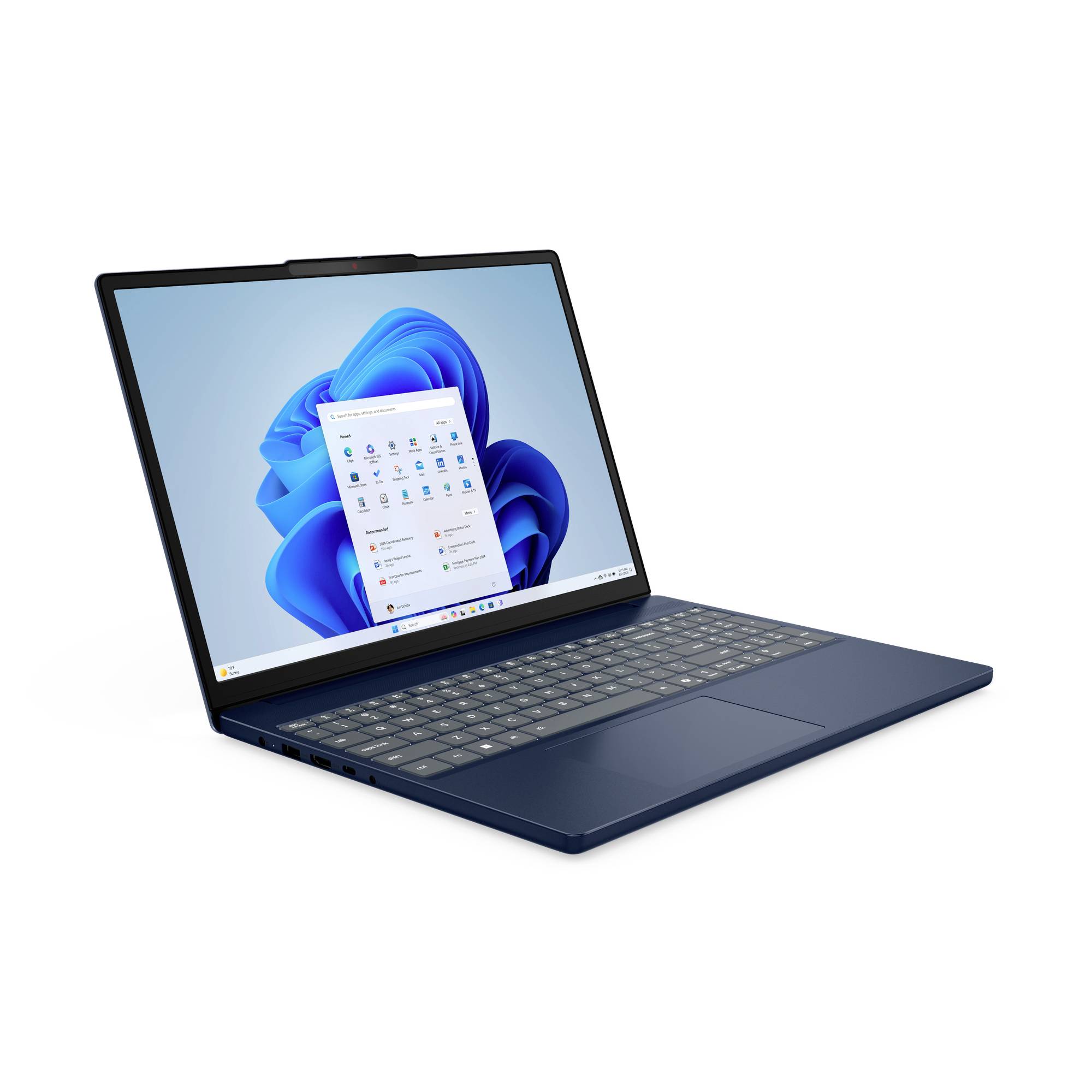Blauer Laptop, der den Windows-11-Desktop mit geöffnetem Startmenü auf weißem Hintergrund anzeigt.