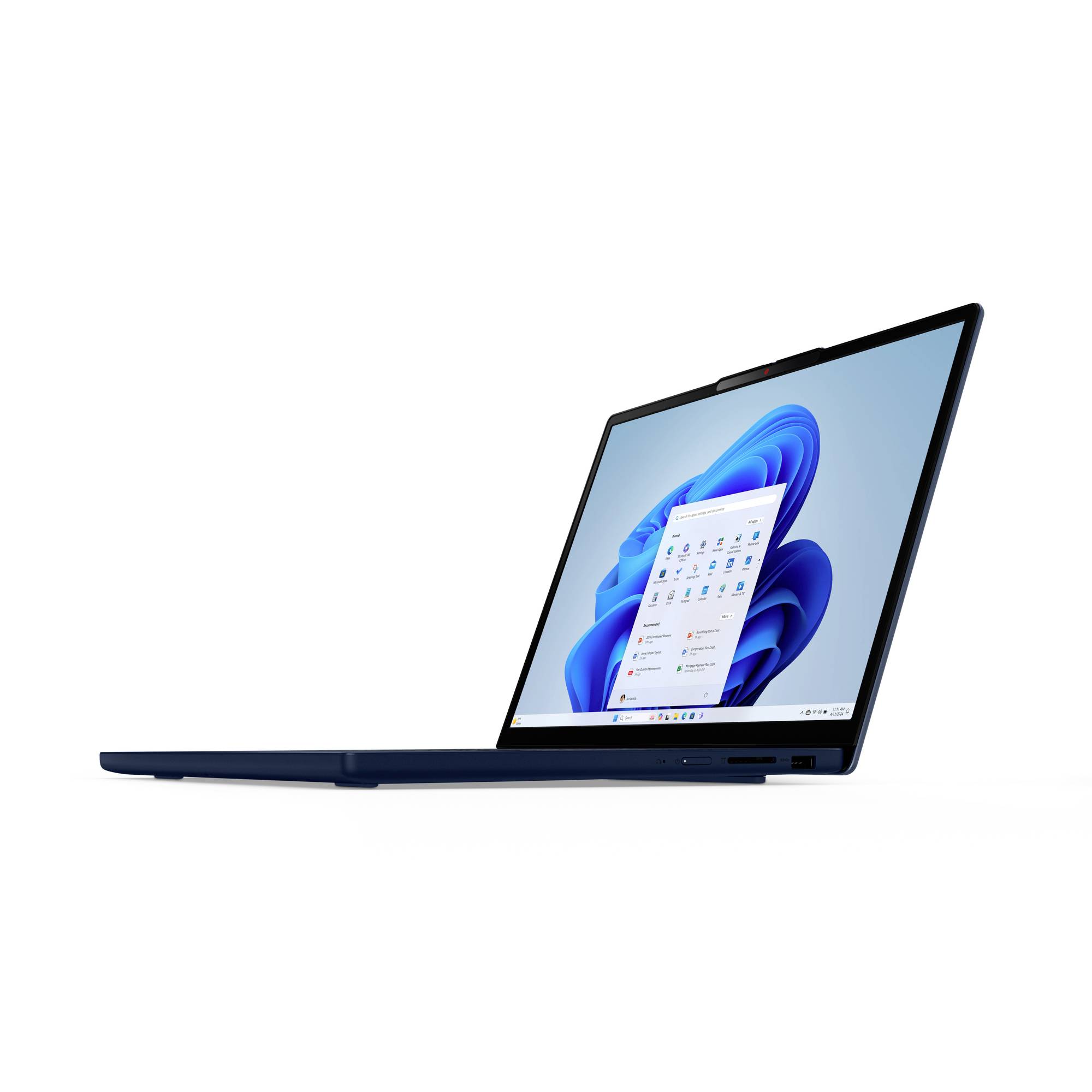 Seitenansicht eines geöffneten dunkelblauem Laptops mit Windows 11-Desktop auf weißem Hintergrund.
