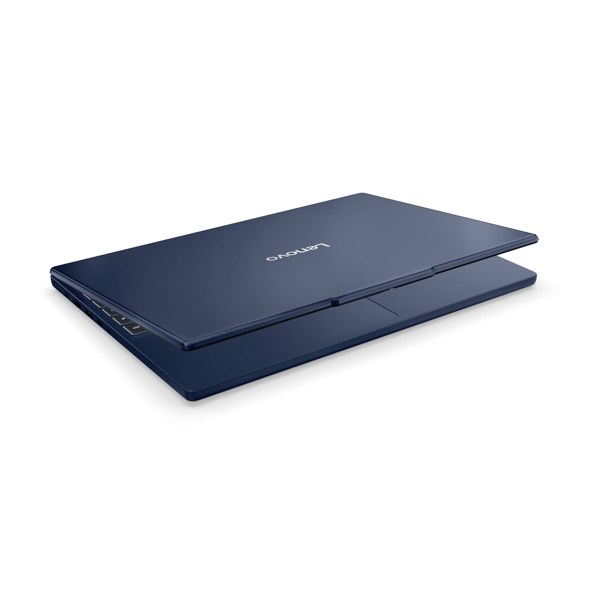 Geschlossener dunkelblauer Lenovo-Laptop auf weißem Hintergrund, aus einem Winkel betrachtet mit leicht geöffnetem Deckel.