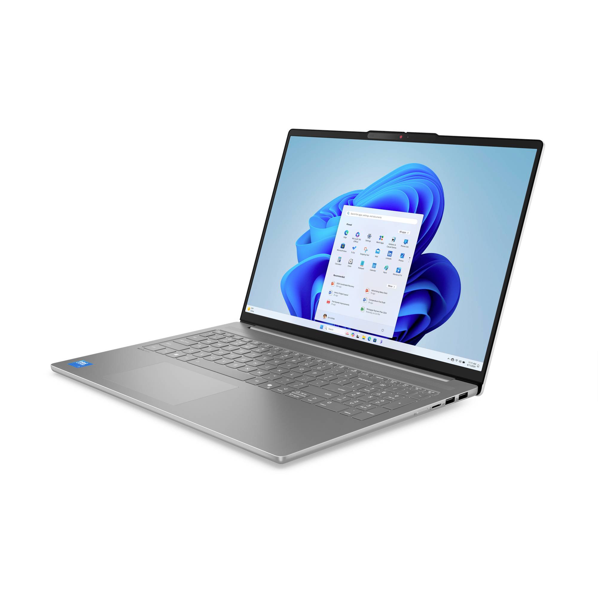 Silberner Laptop im offenen Zustand in einem Winkel aufgenommen, zeigt den Windows-11-Desktop auf dem Bildschirm vor einem weißen Hintergrund.