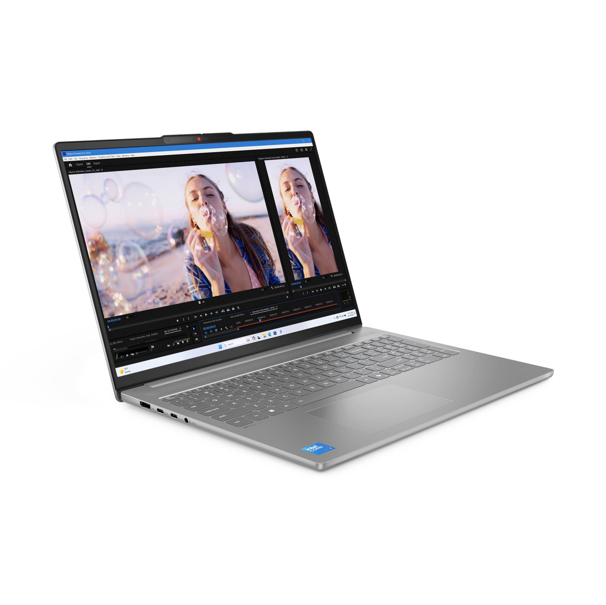 Silberner Laptop mit Videobearbeitungssoftware auf dem Bildschirm, wobei eine Frau in der Vorschau angezeigt wird und Zeitachsen-Steuerelemente darunter zu sehen sind.