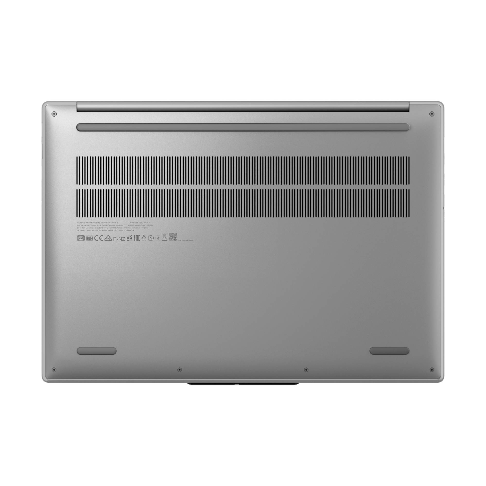 Unteransicht eines silbernen Laptops mit Belüftungsgittern, Gummifüßen und einem hinteren Scharnier auf einem einfachen weißen Hintergrund.